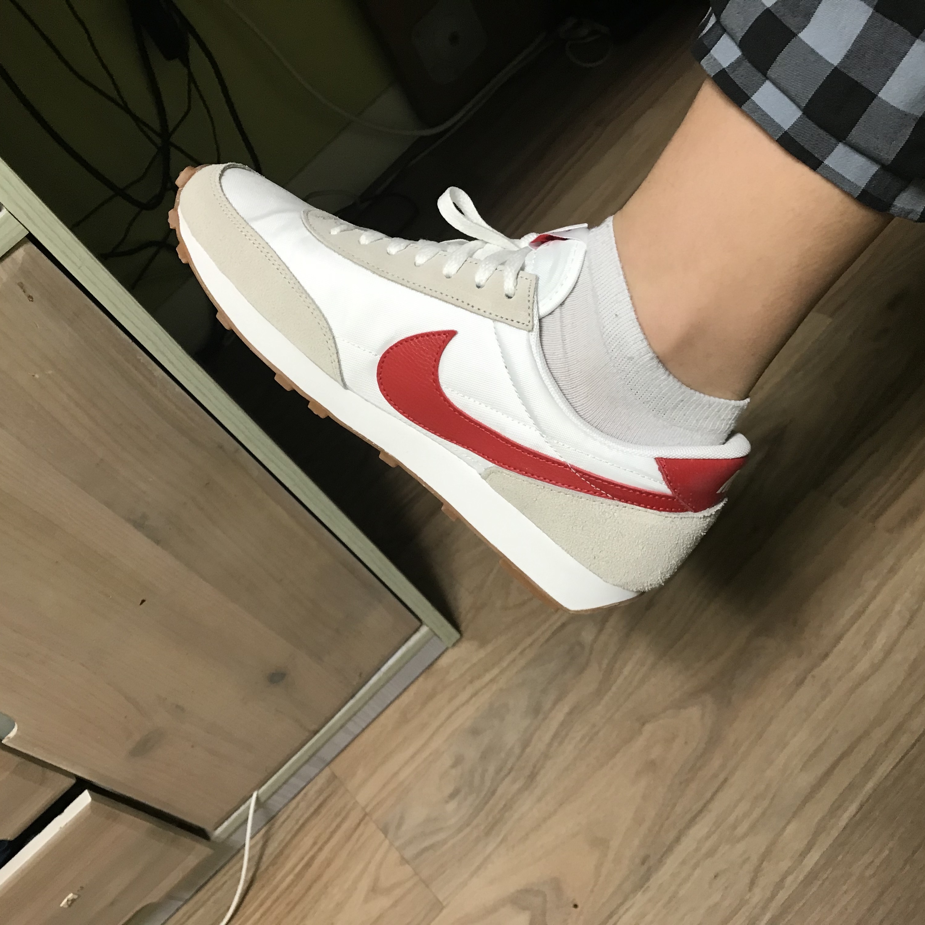 (W) Nike Daybreak Summit White University Red 착용 스타일 - 1