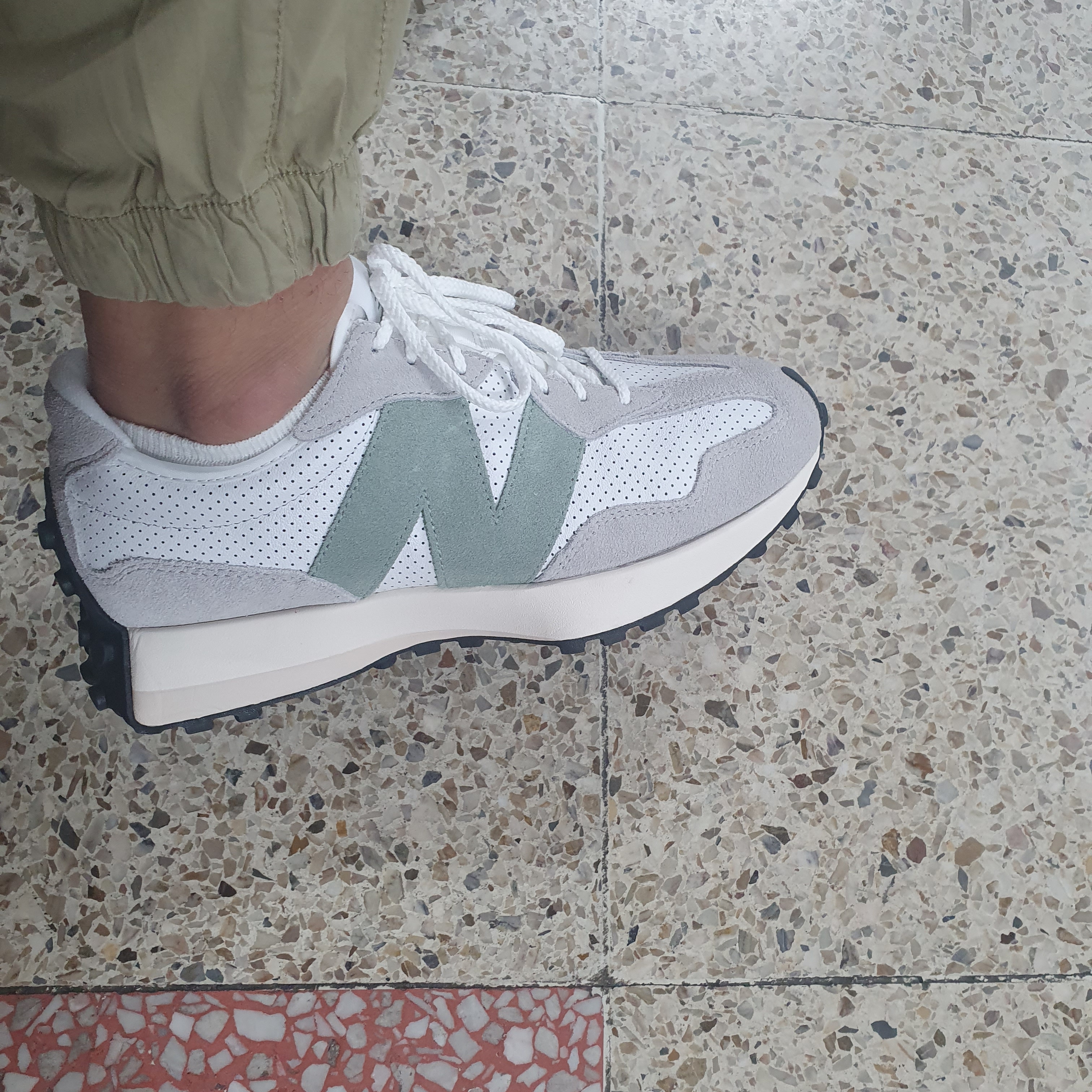 (W) New Balance 327 Grey Green - JD Sports Exclusive 착용 스타일 - 2