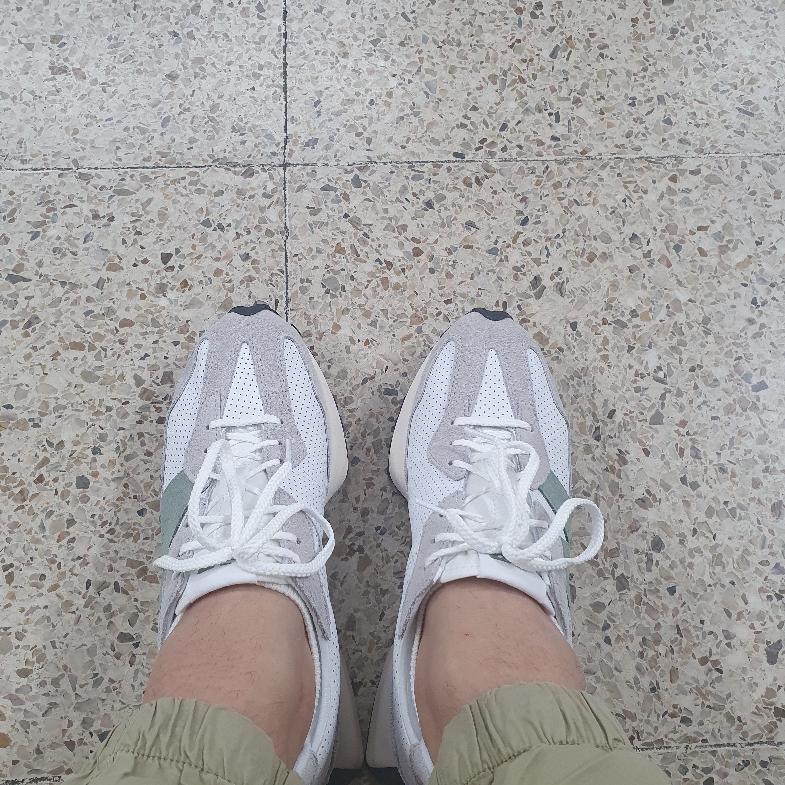 (W) New Balance 327 Grey Green - JD Sports Exclusive 착용 스타일 - 1