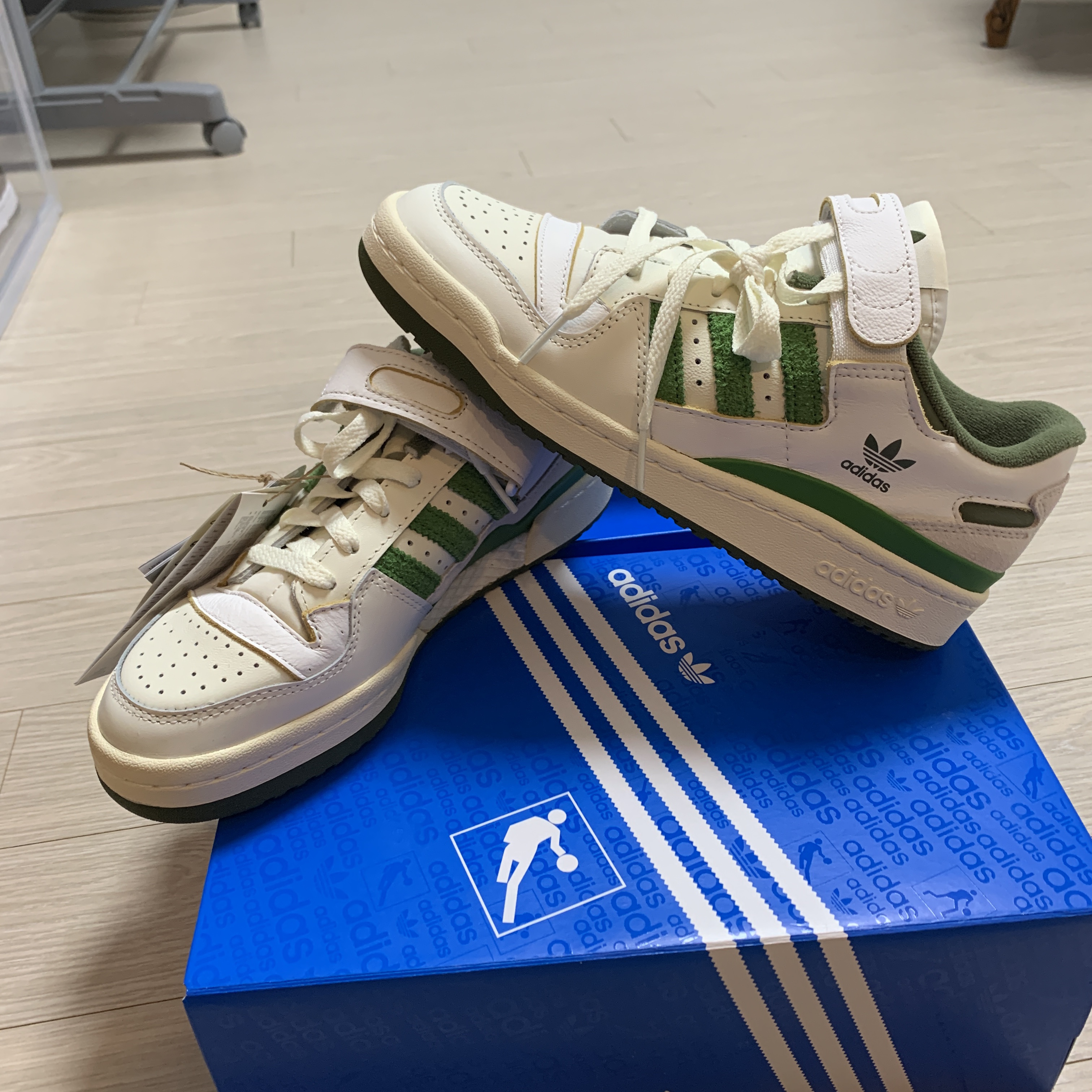 Adidas Forum 84 Low Crew Green 착용 스타일 - 1