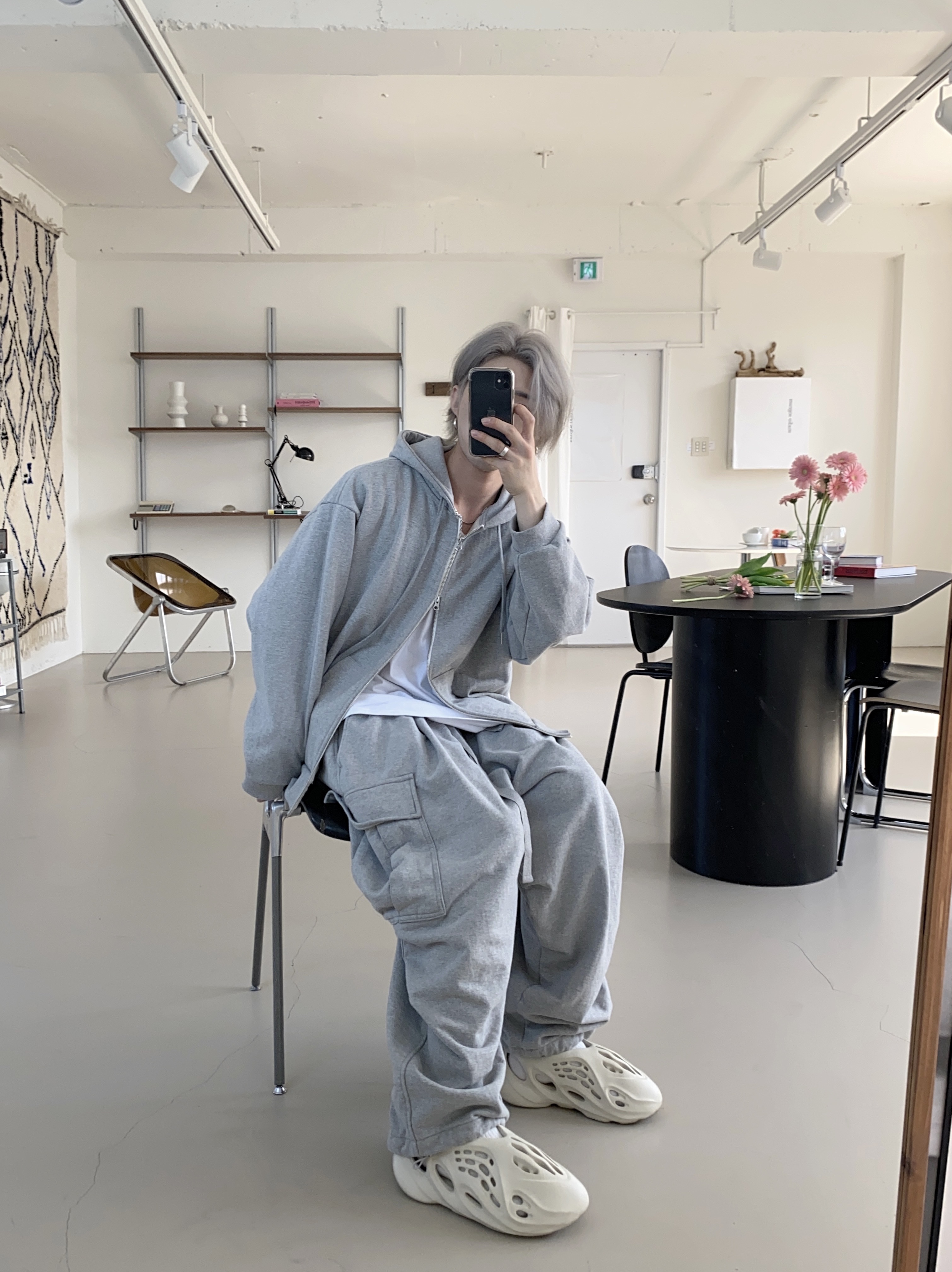 Adidas Yeezy Foam RNNR Sand 착용 스타일 - 3