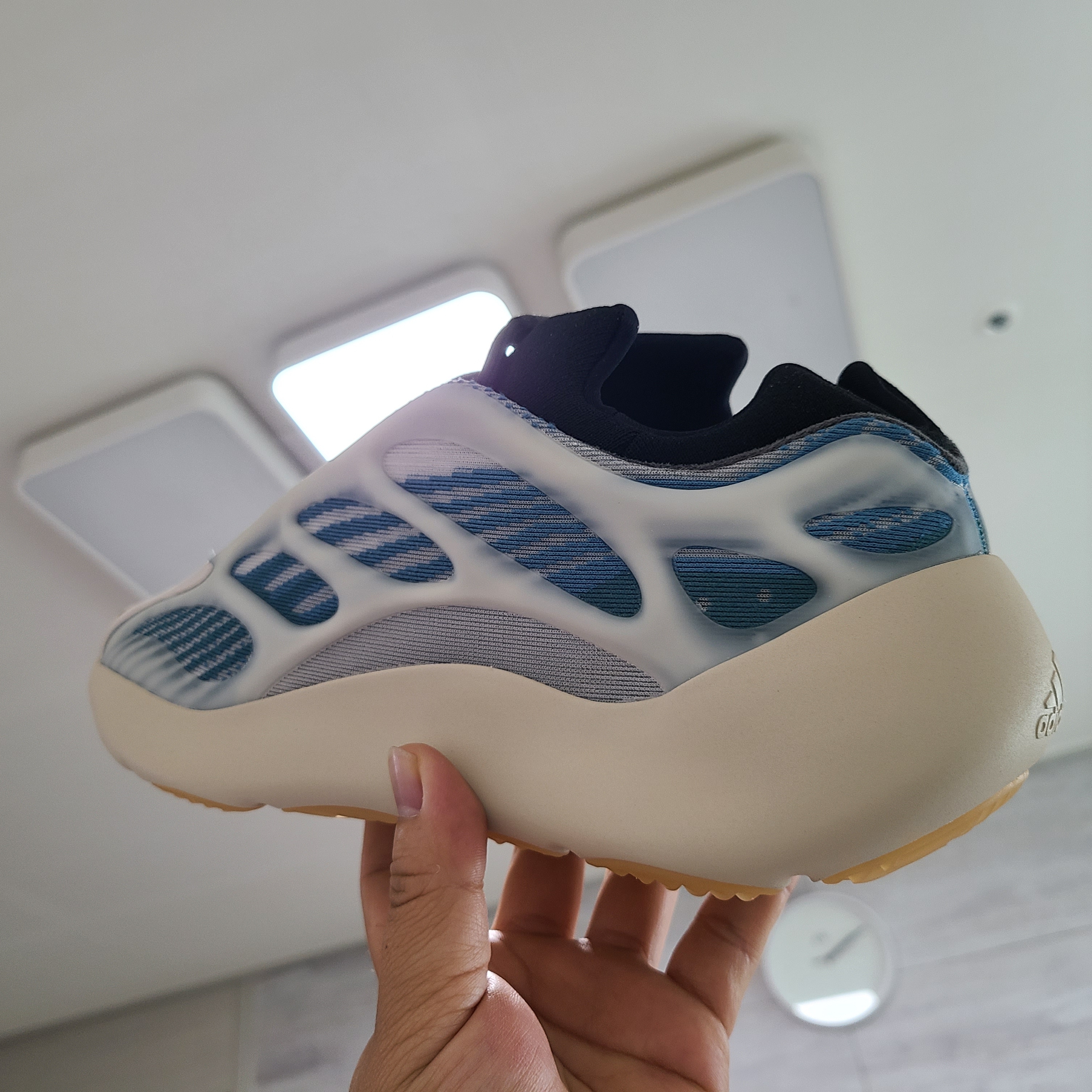Adidas Yeezy 700 V3 Kyanite 착용 스타일 - 4