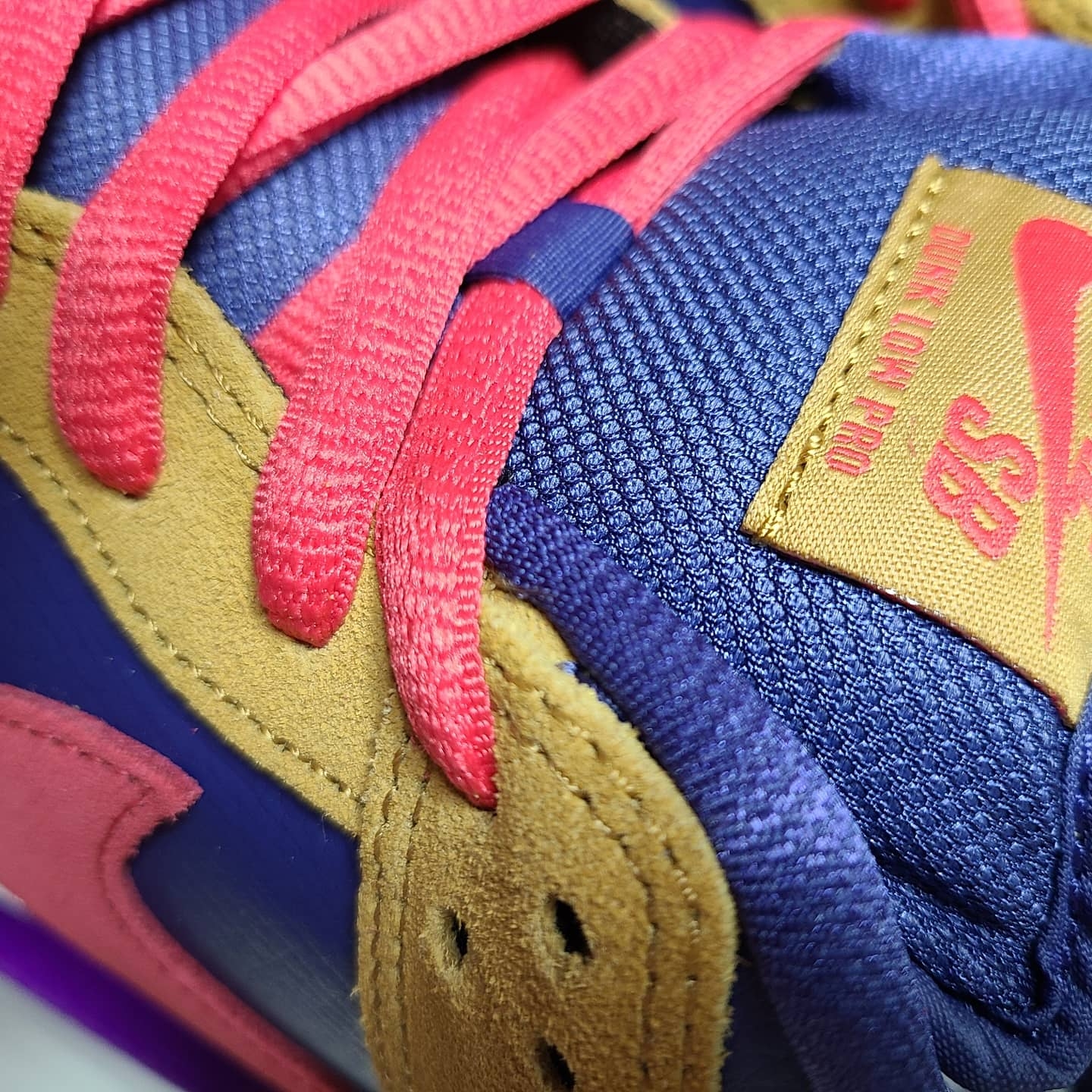 Nike SB Dunk Low Pro Wheat and Purple 착용 스타일 - 3
