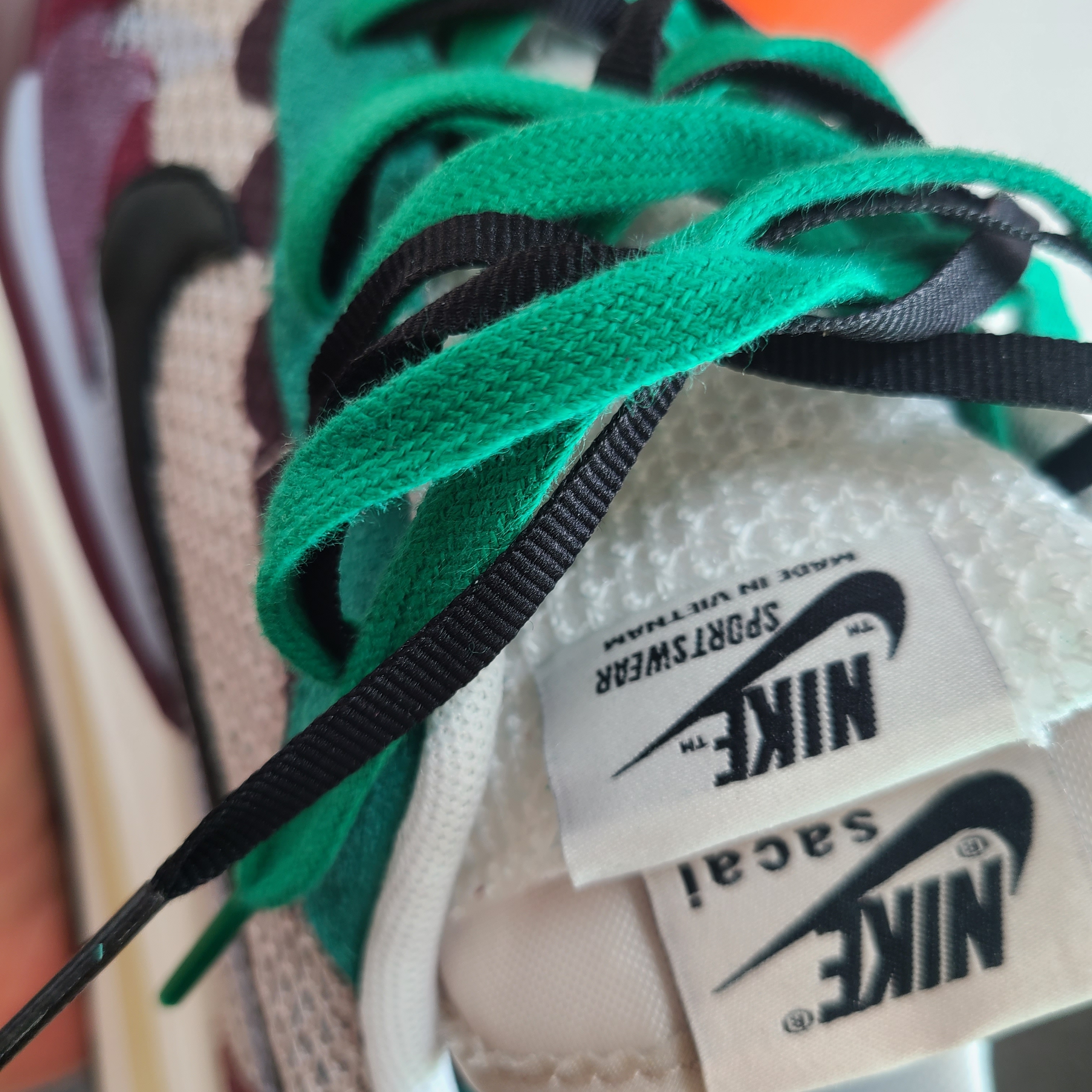 Nike x Sacai VaporWaffle String & Black Villain Red 착용 스타일 - 4