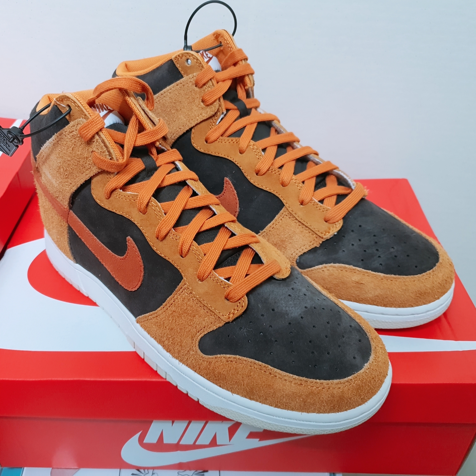 Nike Dunk High Retro PRM Dark Curry 착용 스타일
