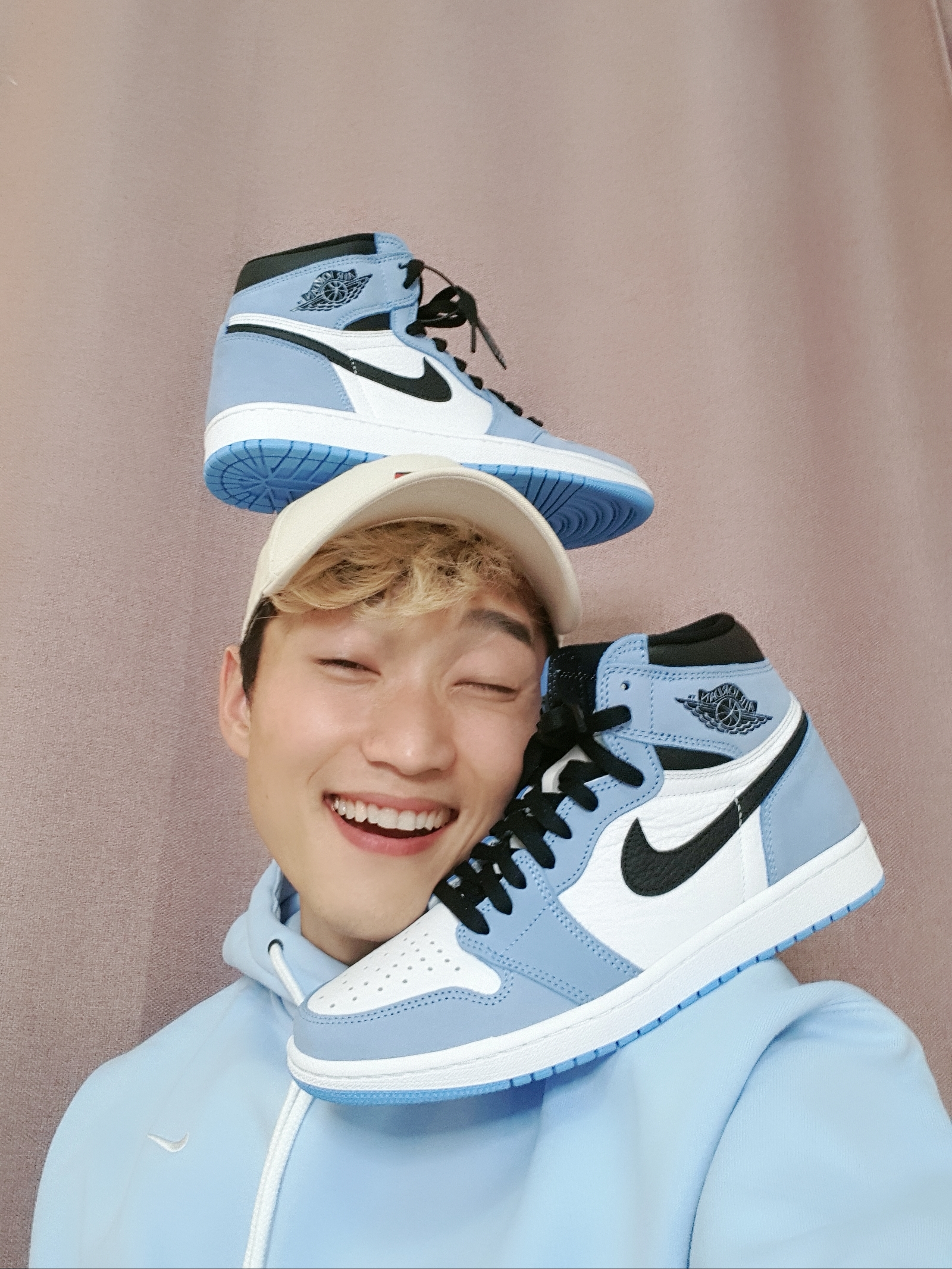 Jordan 1 Retro High OG University Blue, Nike NRG Solo Swoosh Fleece Hoodie Psychic Blue - Asia 착용 스타일 - 3