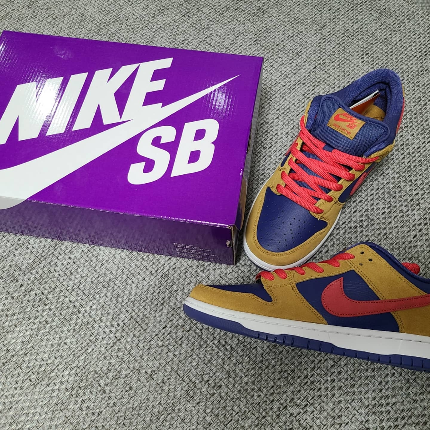 Nike SB Dunk Low Pro Wheat and Purple 착용 스타일 - 1