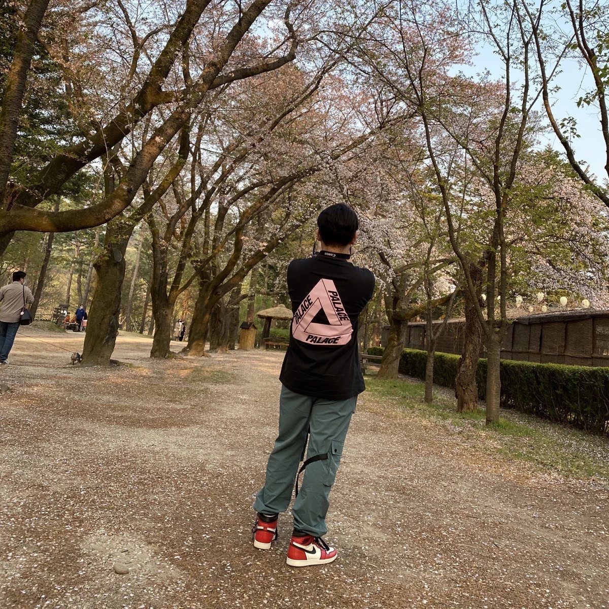 Jordan 1 Retro High OG Defiant SB LA to Chicago, Palace Tri-To-Help T-Shirt Baby Pink - 20FW 착용 스타일 - 1