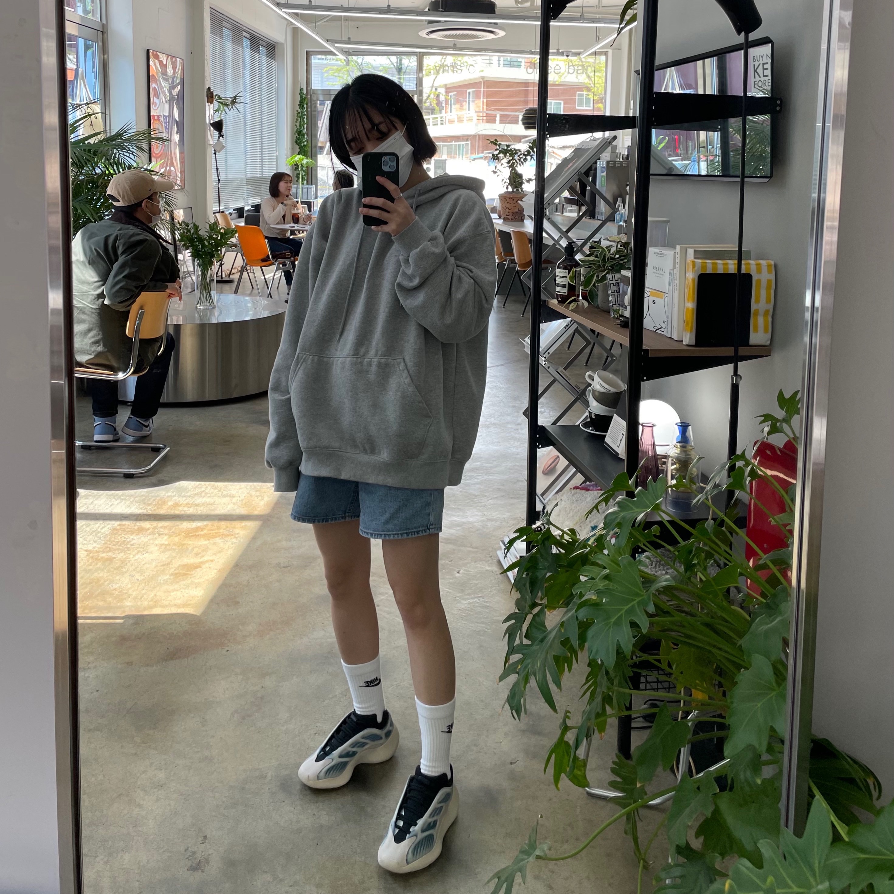 Adidas Yeezy 700 V3 Kyanite 착용 스타일 - 1