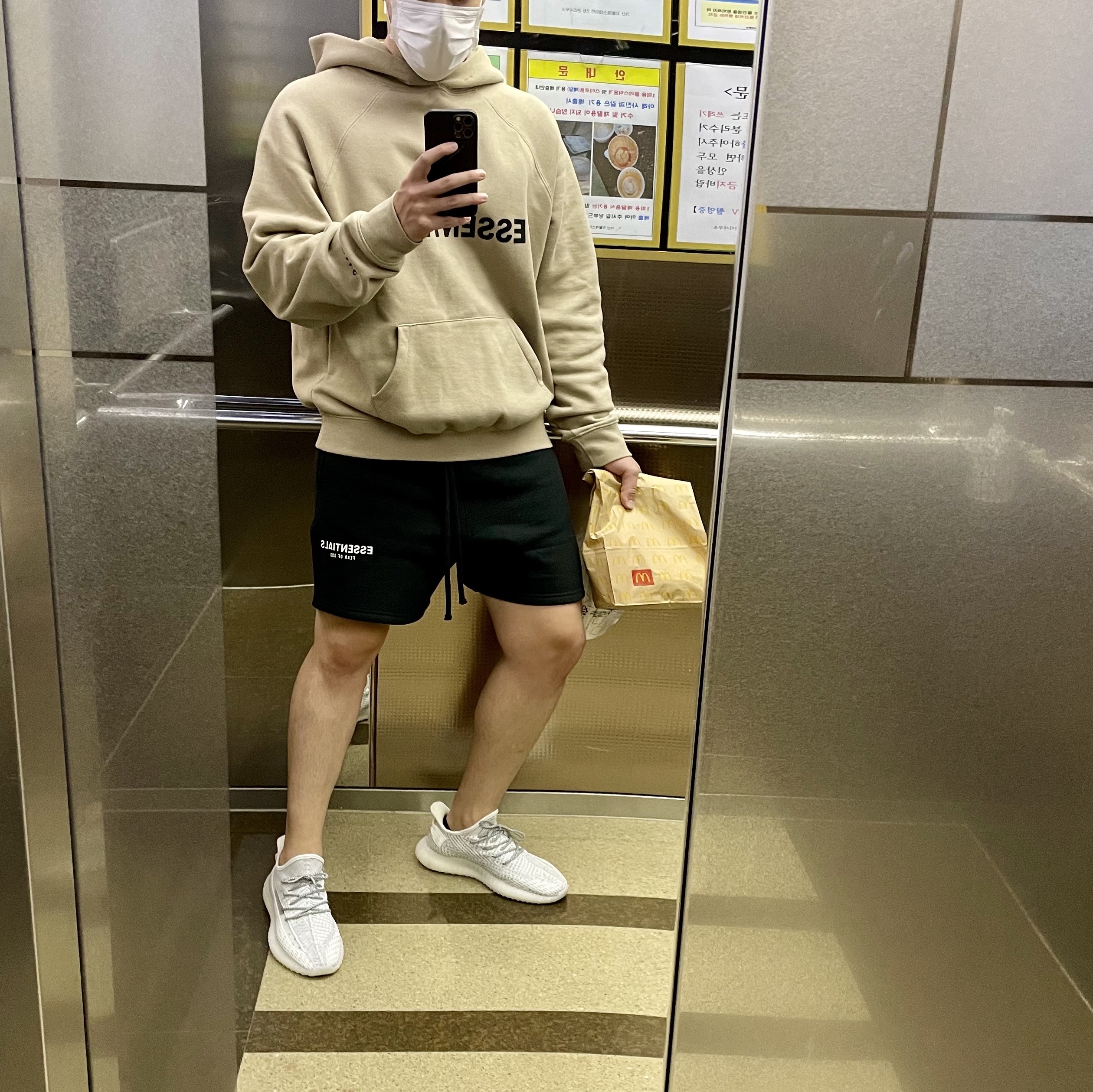 Adidas Yeezy Boost 350 V2 Static - Non-Reflective 2018, Essentials Sweatshorts Black 2020 착용 스타일 - 2