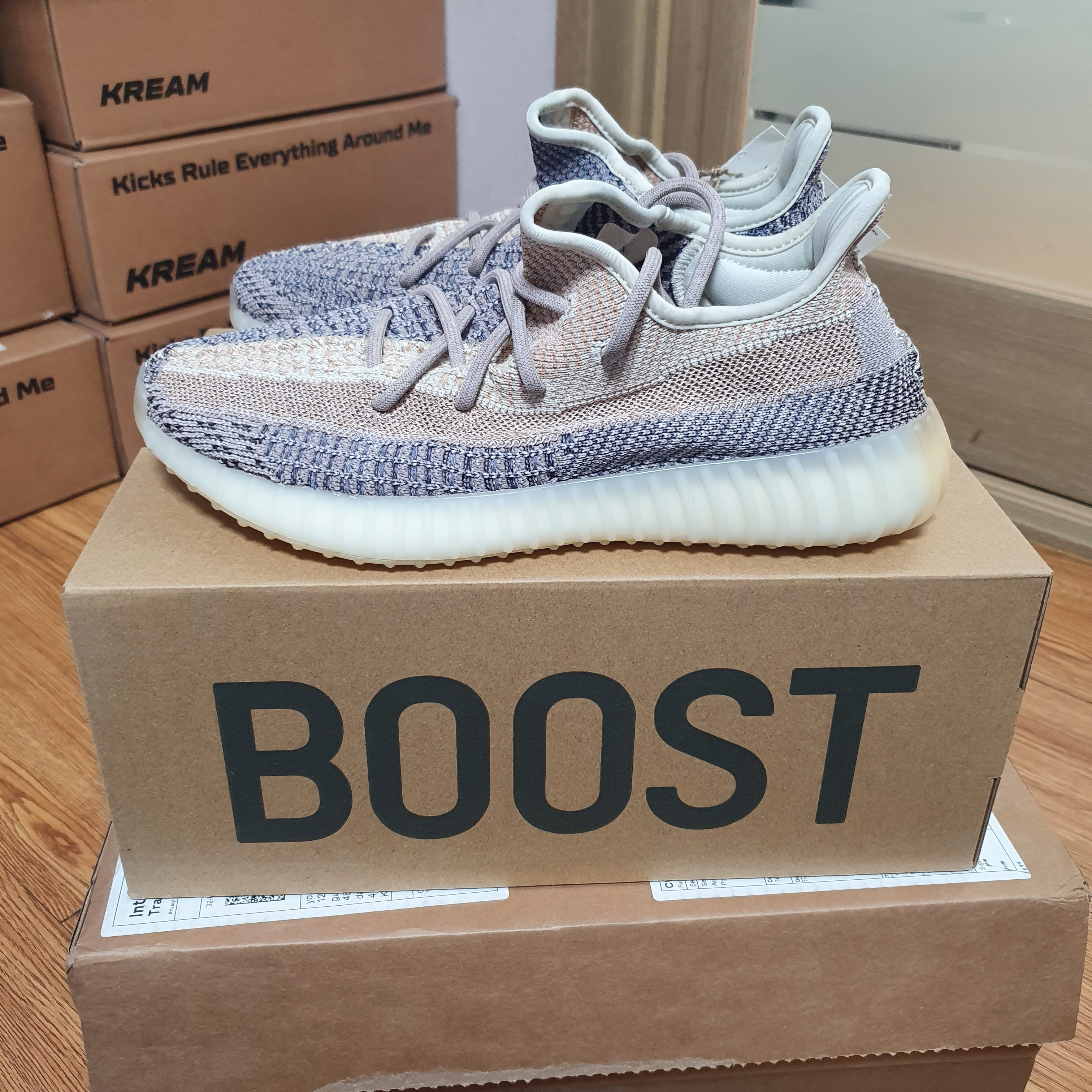 Adidas Yeezy Boost 350 V2 Ash Pearl 착용 스타일 - 1