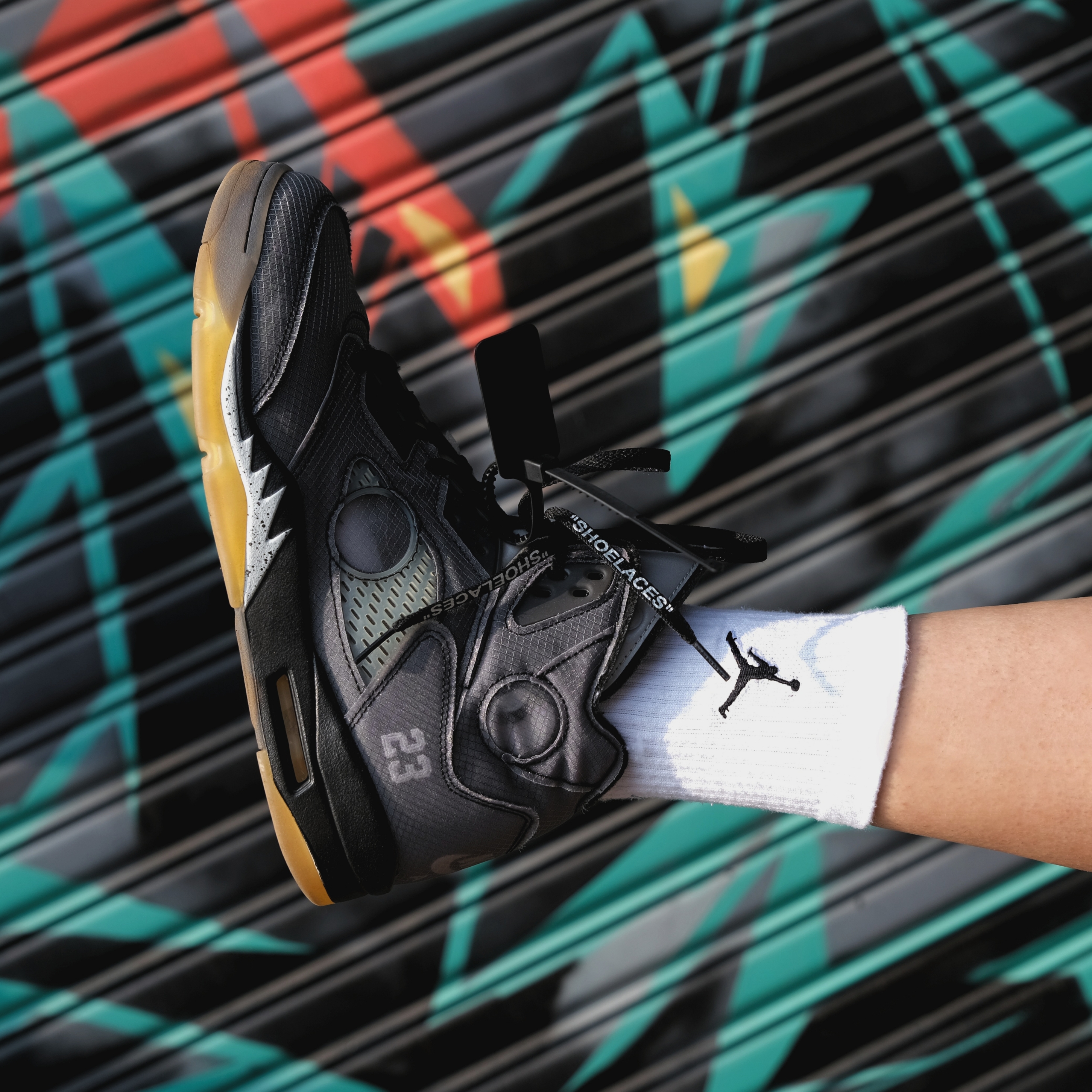 Jordan 5 x Off-White Retro SP Black Muslin 착용 스타일
