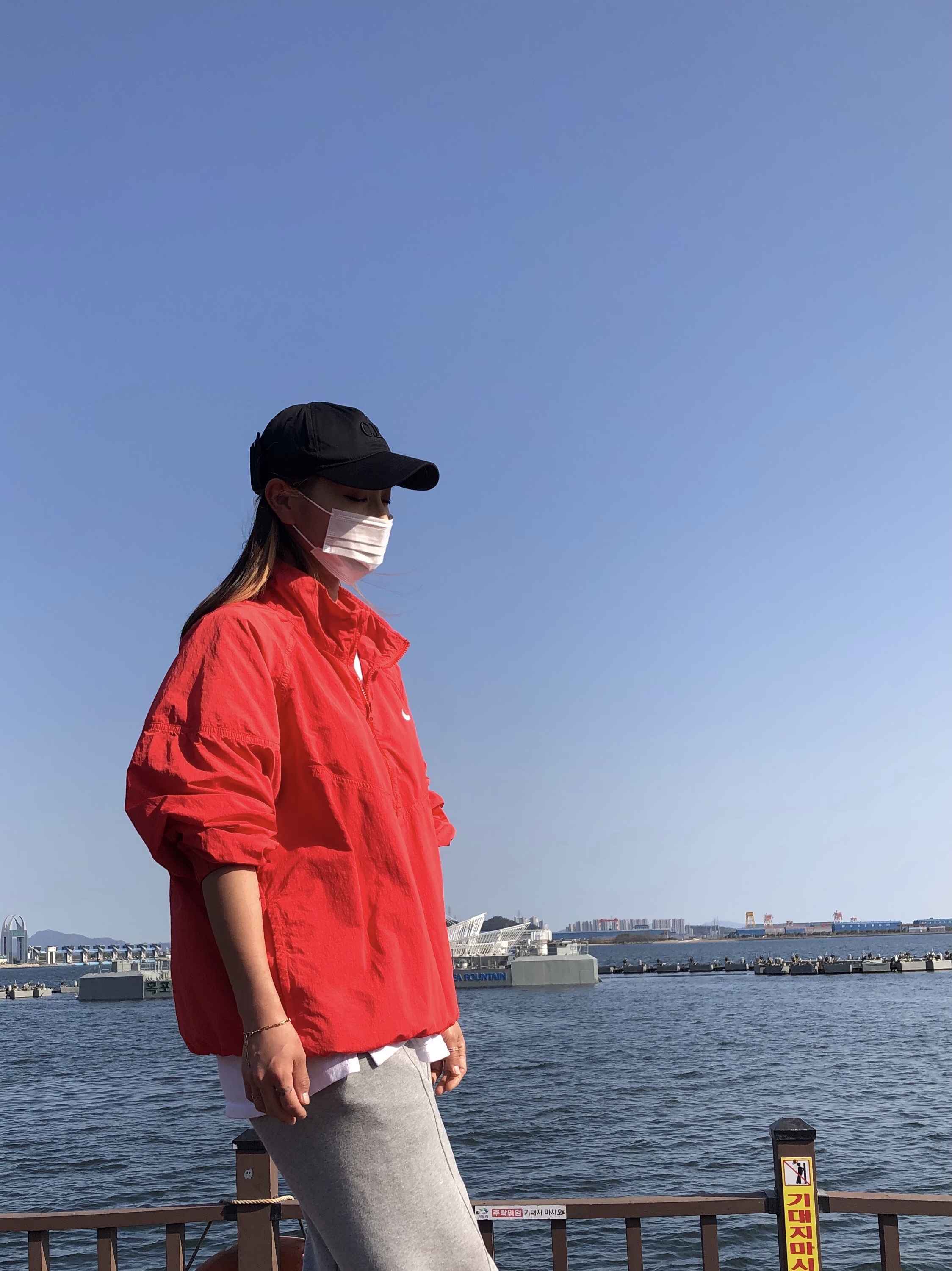 (W) Jordan 1 Mid Gym Red Black, Nike x Stussy Windrunner Jacket Habanero Red 착용 스타일 - 3