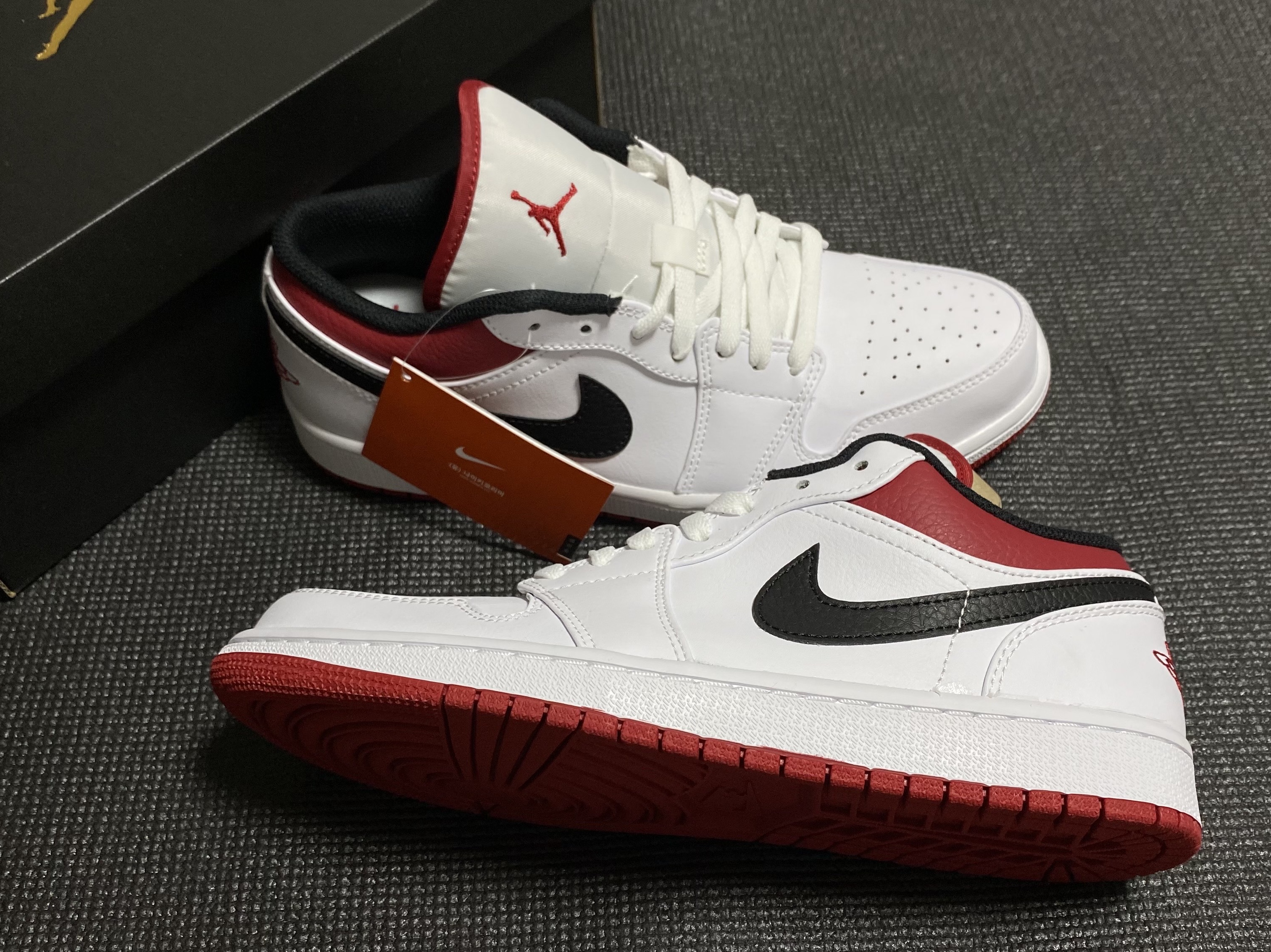 Jordan 1 Low White Red Black 착용 스타일