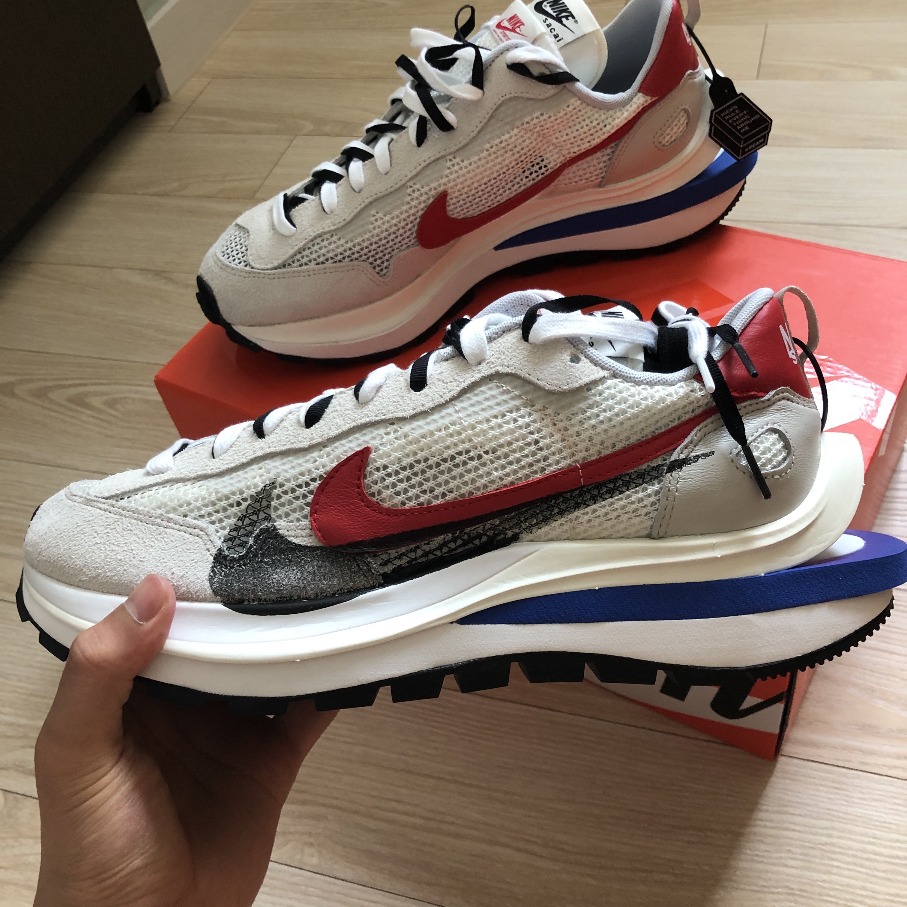 Nike x Sacai VaporWaffle Royal Fuchsia 착용 스타일 - 2