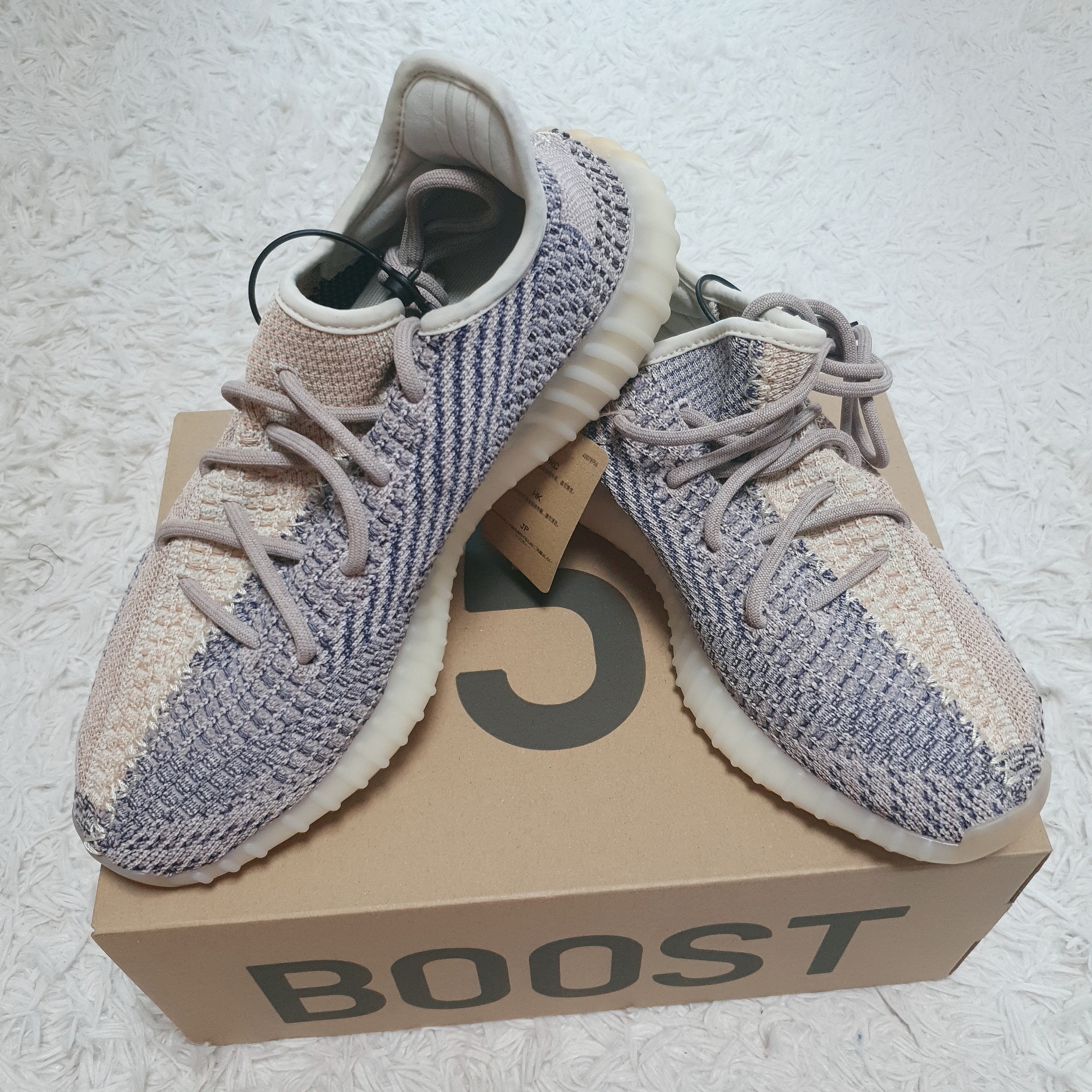 Adidas Yeezy Boost 350 V2 Ash Pearl 착용 스타일 - 1
