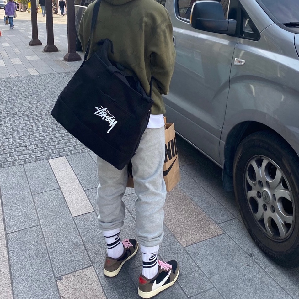 Jordan 1 x Travis Scott Retro Low OG SP Mocha, Nike x Stussy Tote Bag 착용 스타일