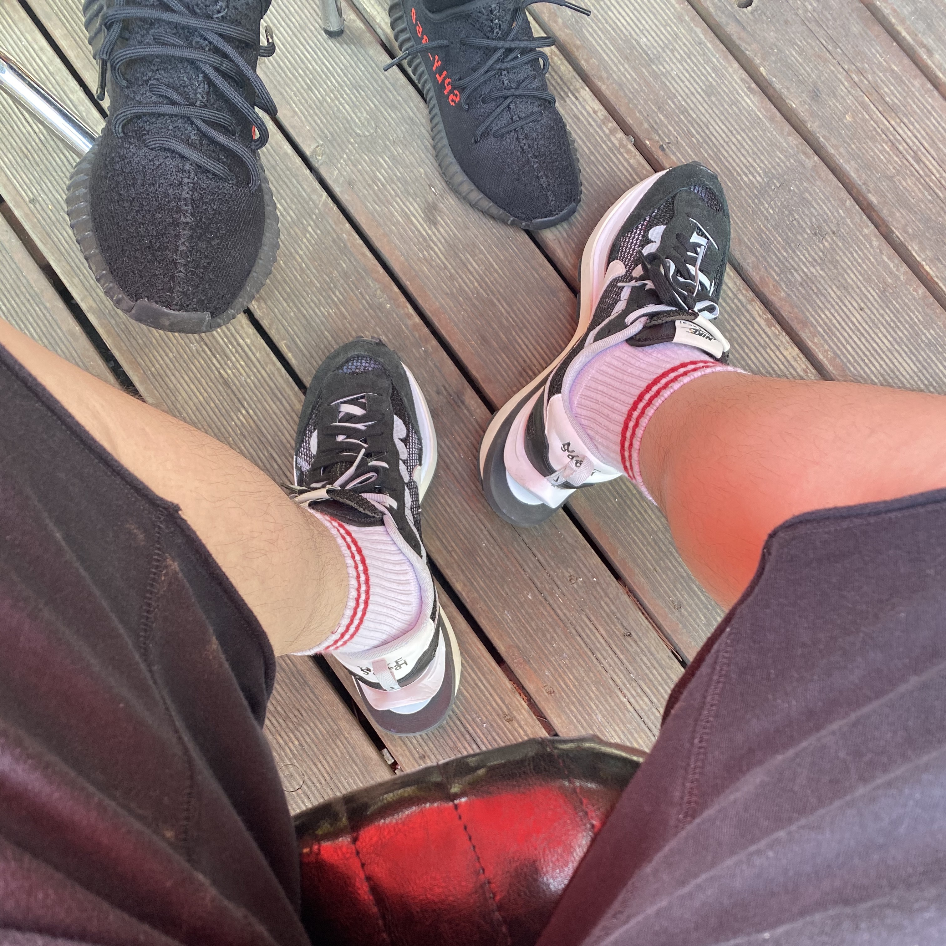 Nike x Sacai VaporWaffle Black White, Adidas Yeezy Boost 350 V2 Black Red 2020 착용 스타일