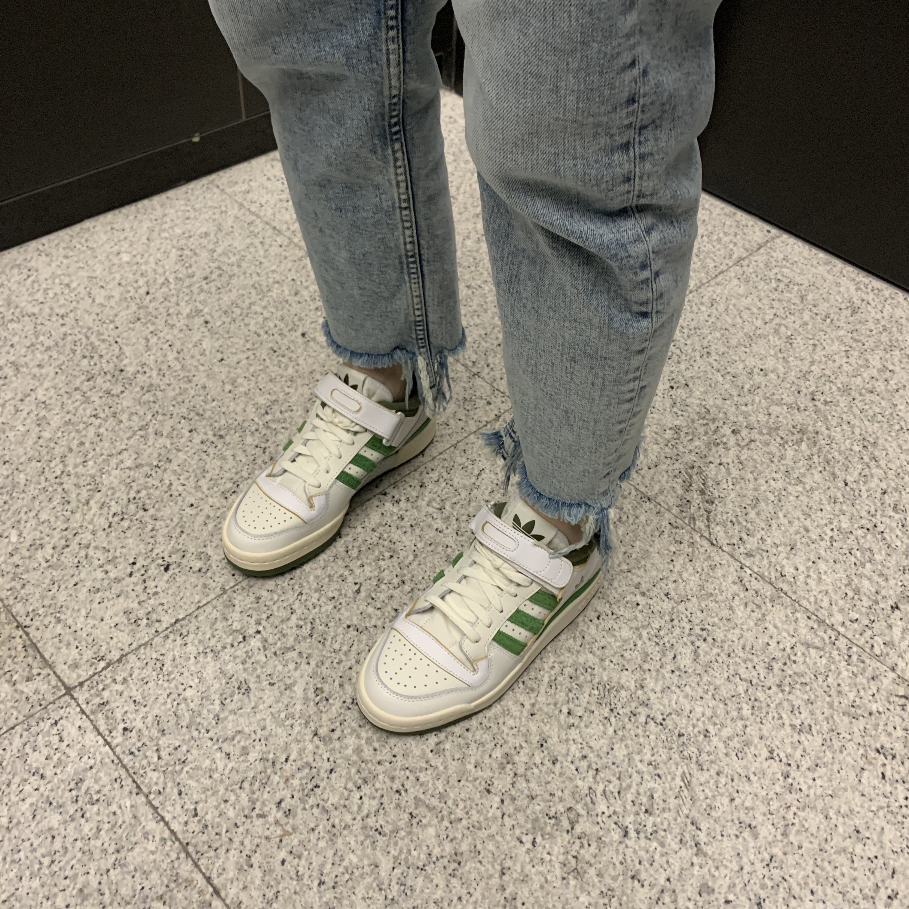 Adidas Forum 84 Low Crew Green 착용 스타일 - 3