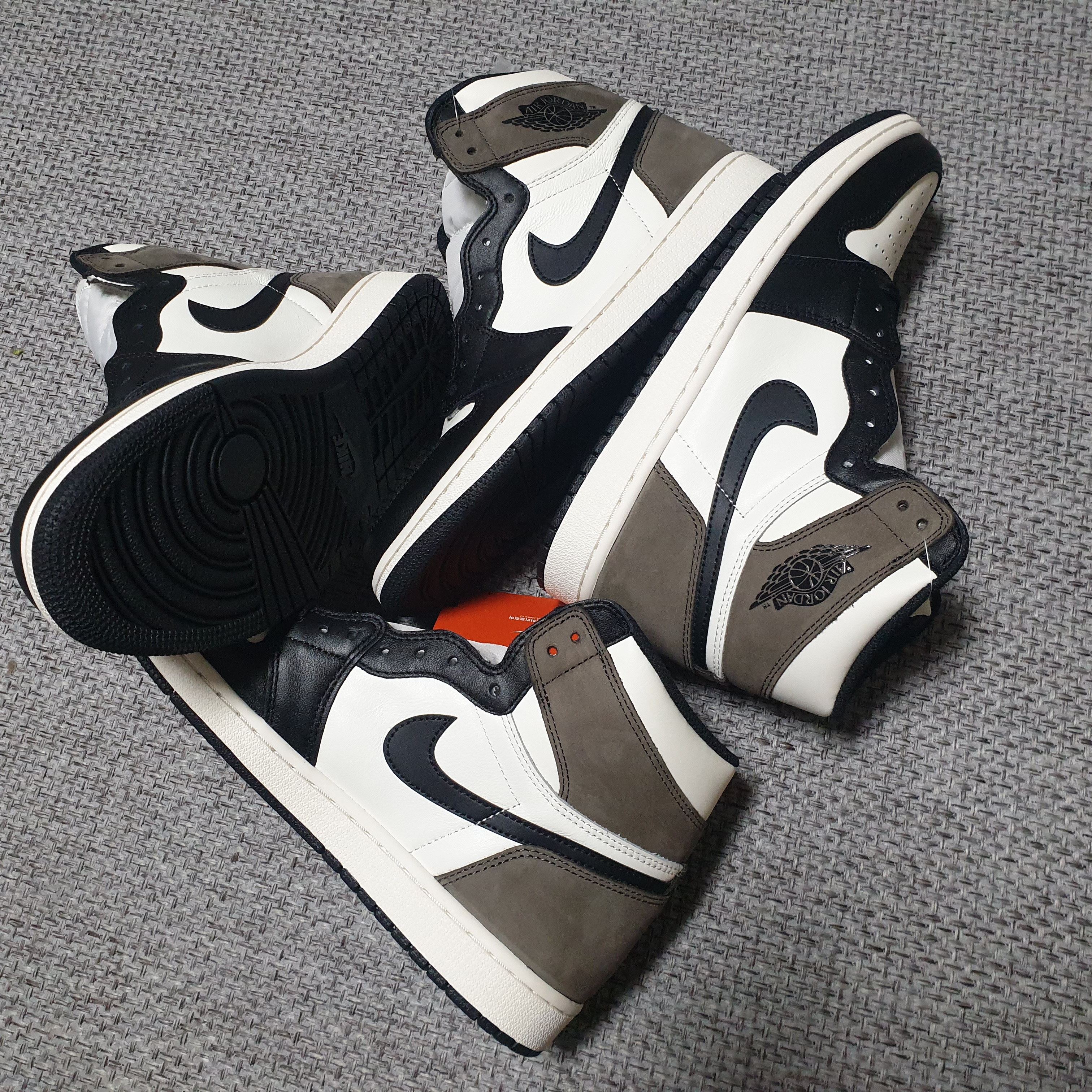 Jordan 1 Retro High OG Black Mocha 착용 스타일 - 3