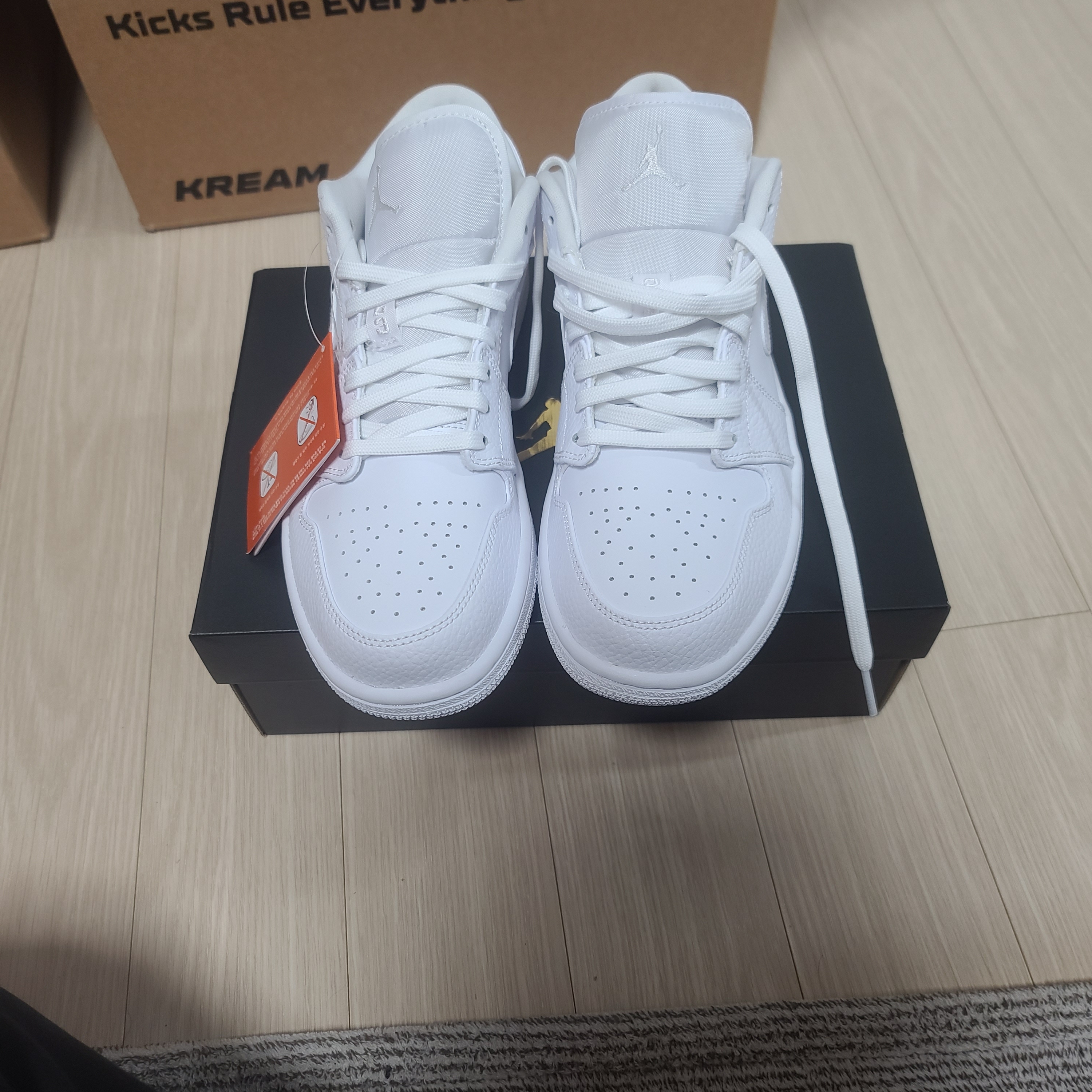 Jordan 1 Low Triple White Tumbled Leather 2020 착용 스타일 - 1