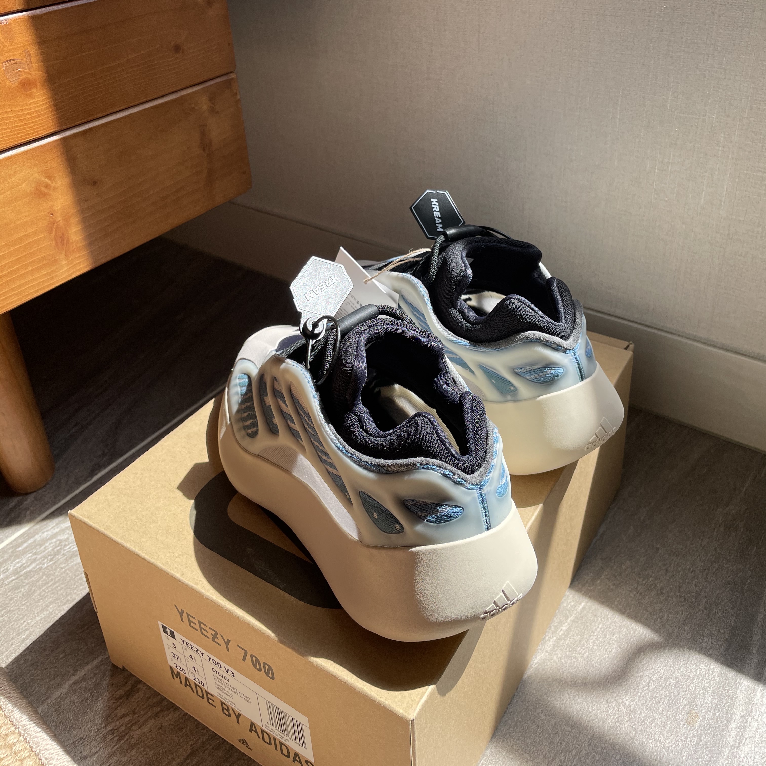 Adidas Yeezy 700 V3 Kyanite 착용 스타일 - 4