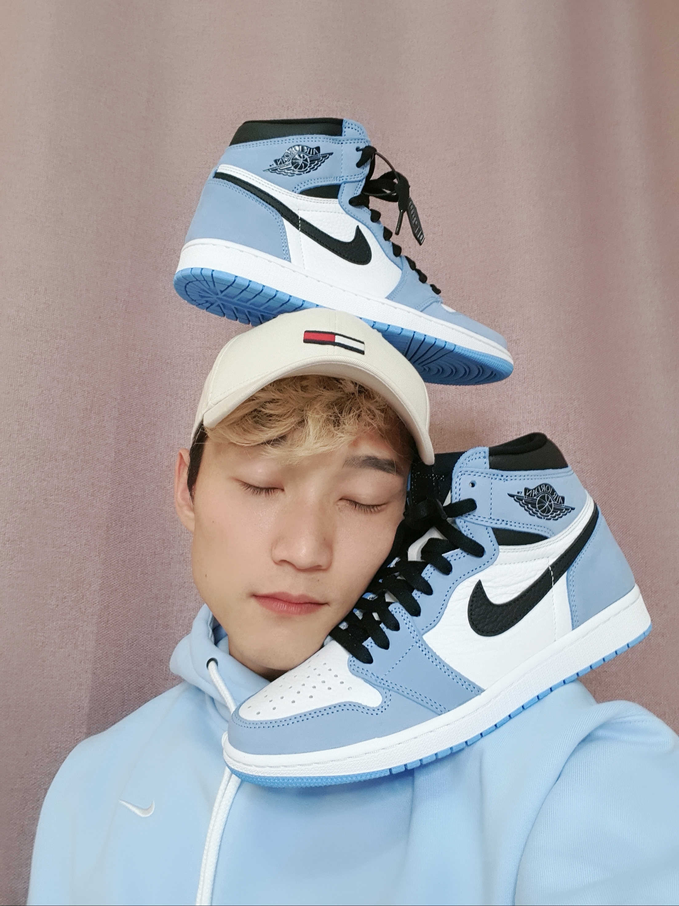 Jordan 1 Retro High OG University Blue, Nike NRG Solo Swoosh Fleece Hoodie Psychic Blue - Asia 착용 스타일 - 2