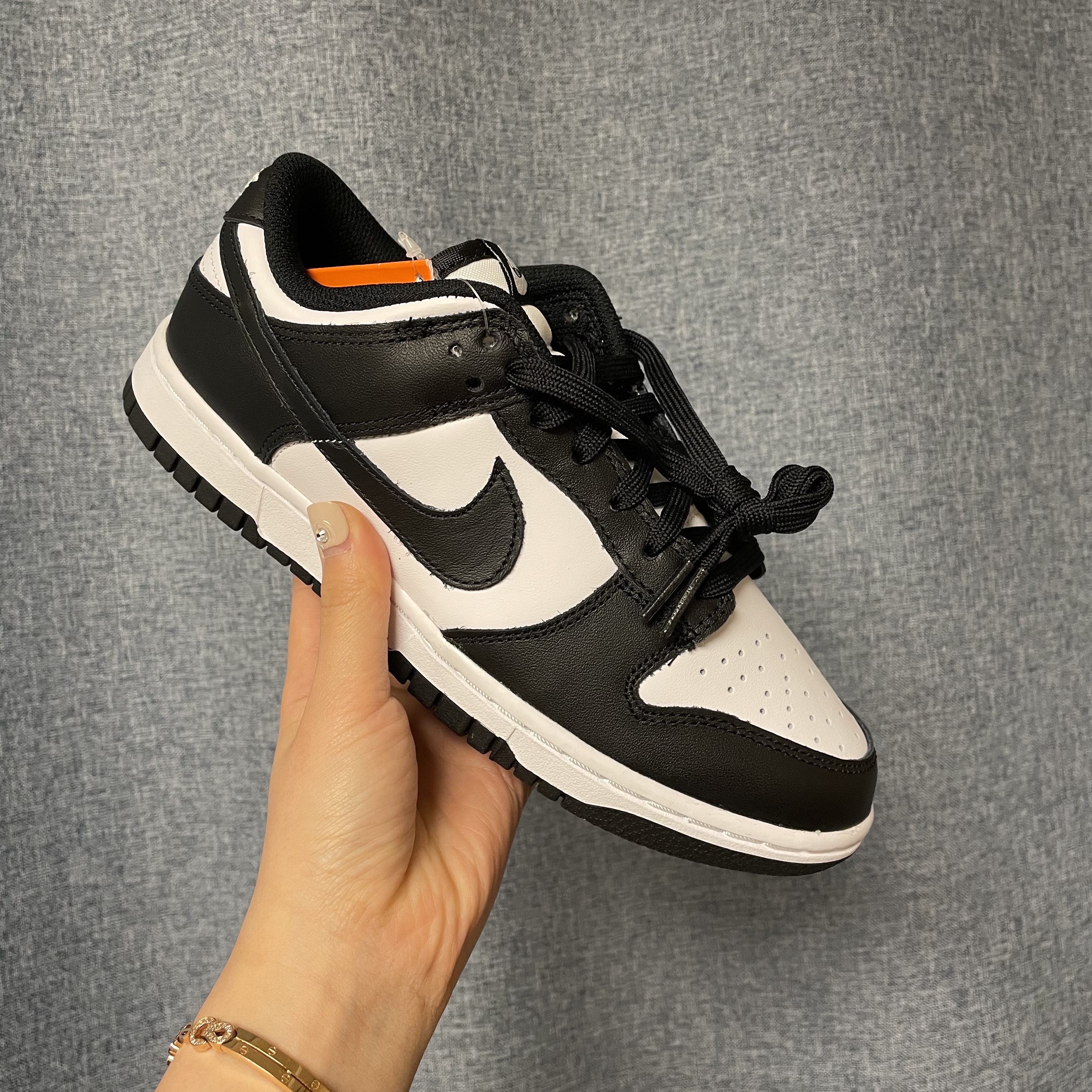 (W) Nike Dunk Low Black 착용 스타일 - 1