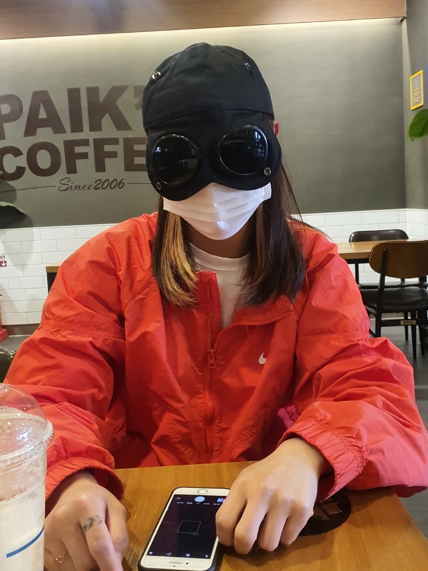 (W) Jordan 1 Mid Gym Red Black, Nike x Stussy Windrunner Jacket Habanero Red 착용 스타일 - 4