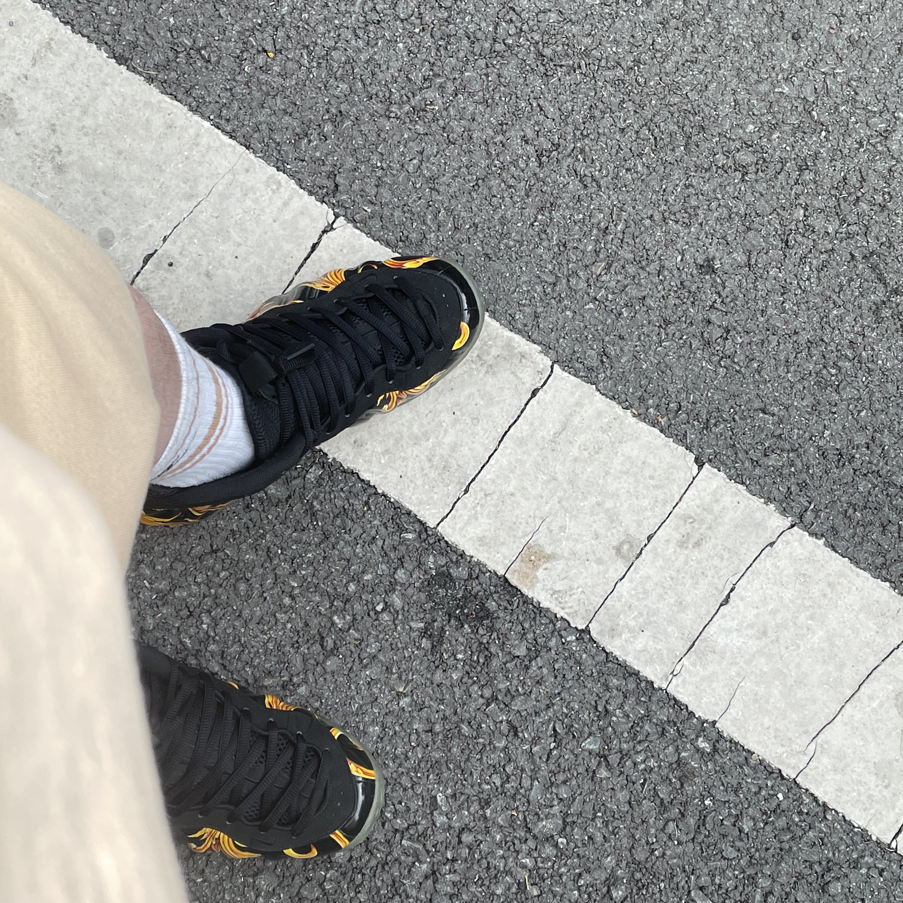 Nike x Supreme Air Foamposite One Black, Essentials Fleece Shorts Olive/Khaki - 20FW 착용 스타일
