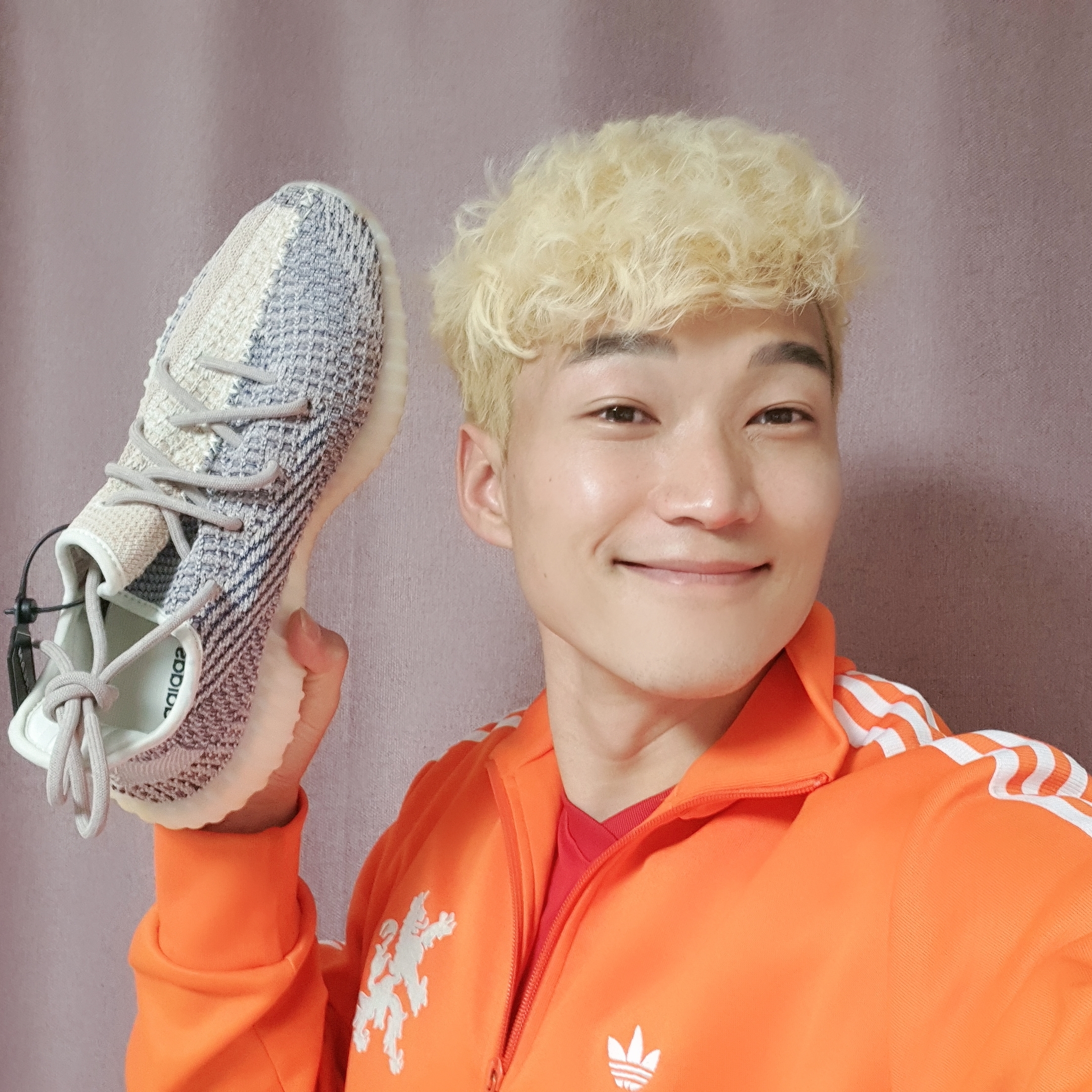 Adidas Yeezy Boost 350 V2 Ash Pearl 착용 스타일 - 2