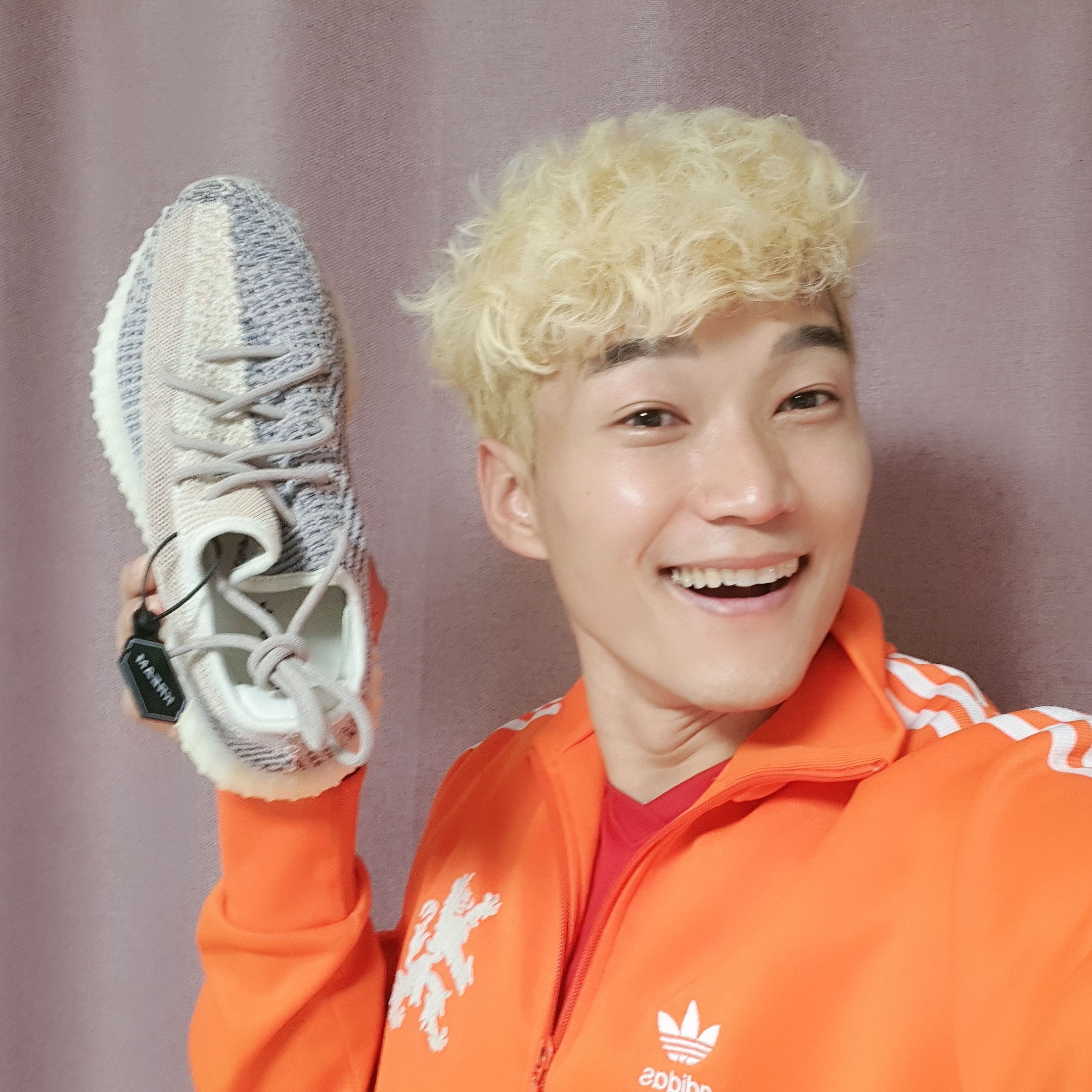 Adidas Yeezy Boost 350 V2 Ash Pearl 착용 스타일 - 1