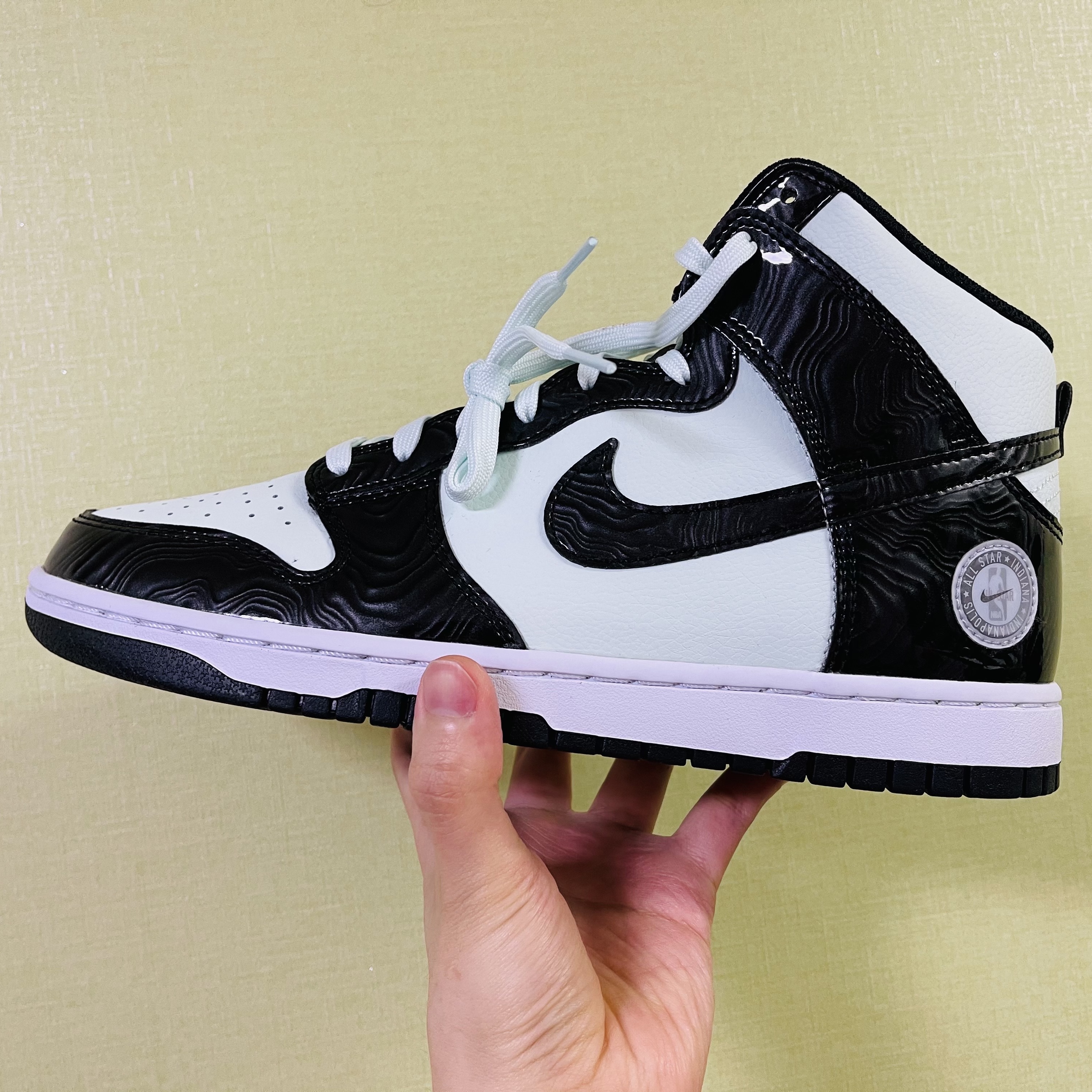 Nike Dunk High Barely Green 착용 스타일 - 1