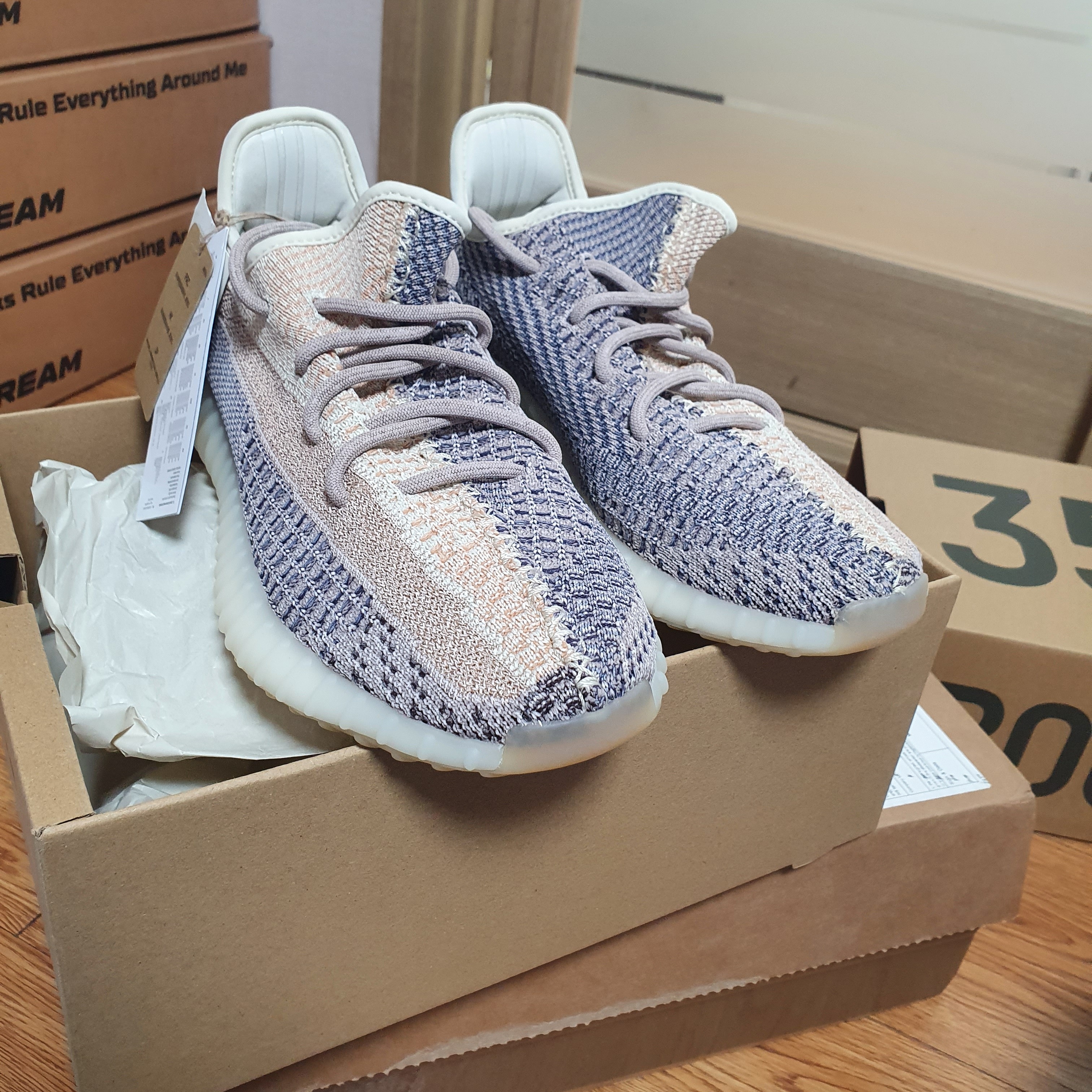 Adidas Yeezy Boost 350 V2 Ash Pearl 착용 스타일 - 2