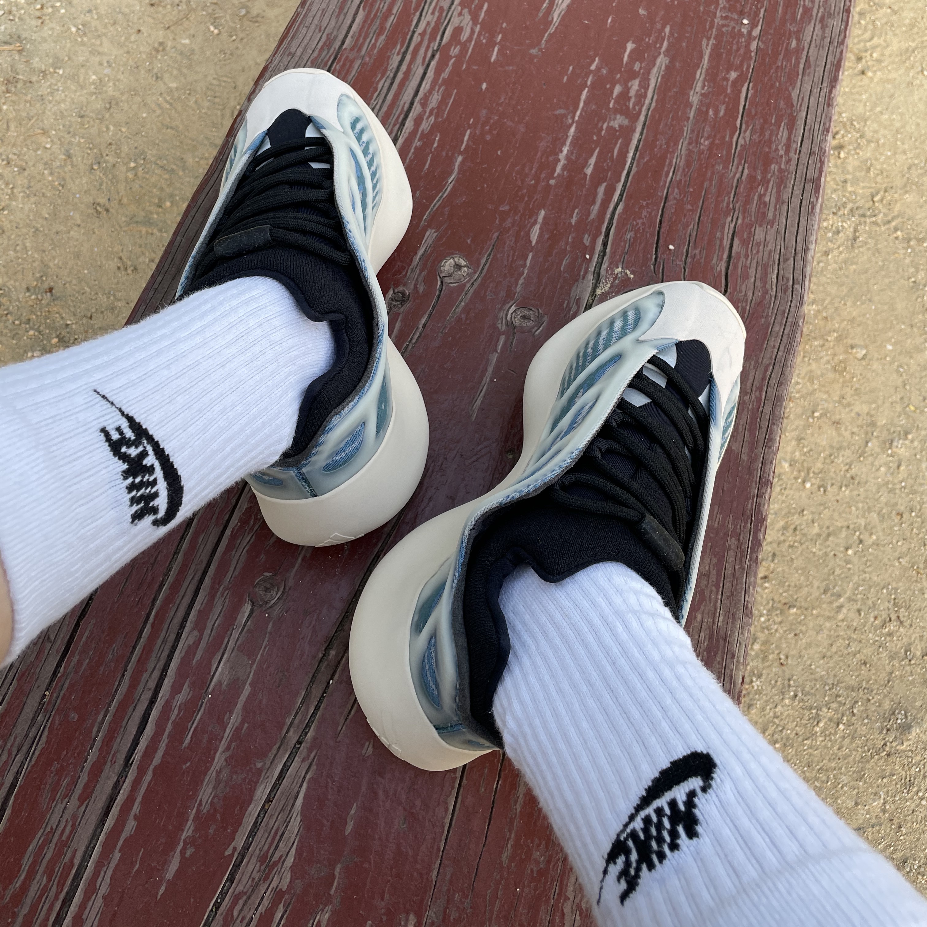 Adidas Yeezy 700 V3 Kyanite 착용 스타일 - 3