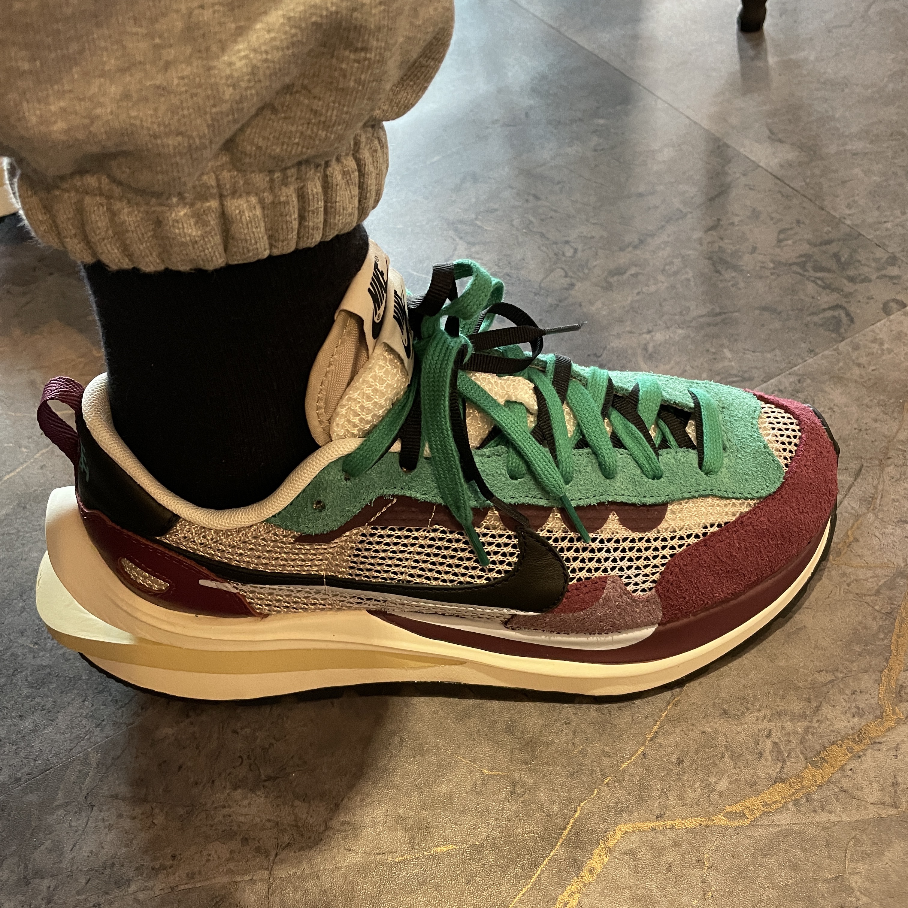 Nike x Sacai VaporWaffle String & Black Villain Red 착용 스타일 - 2