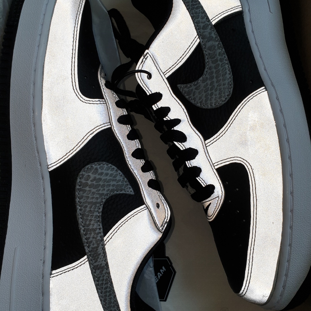 Nike Air Force 1 B Silver Snake 착용 스타일 - 3