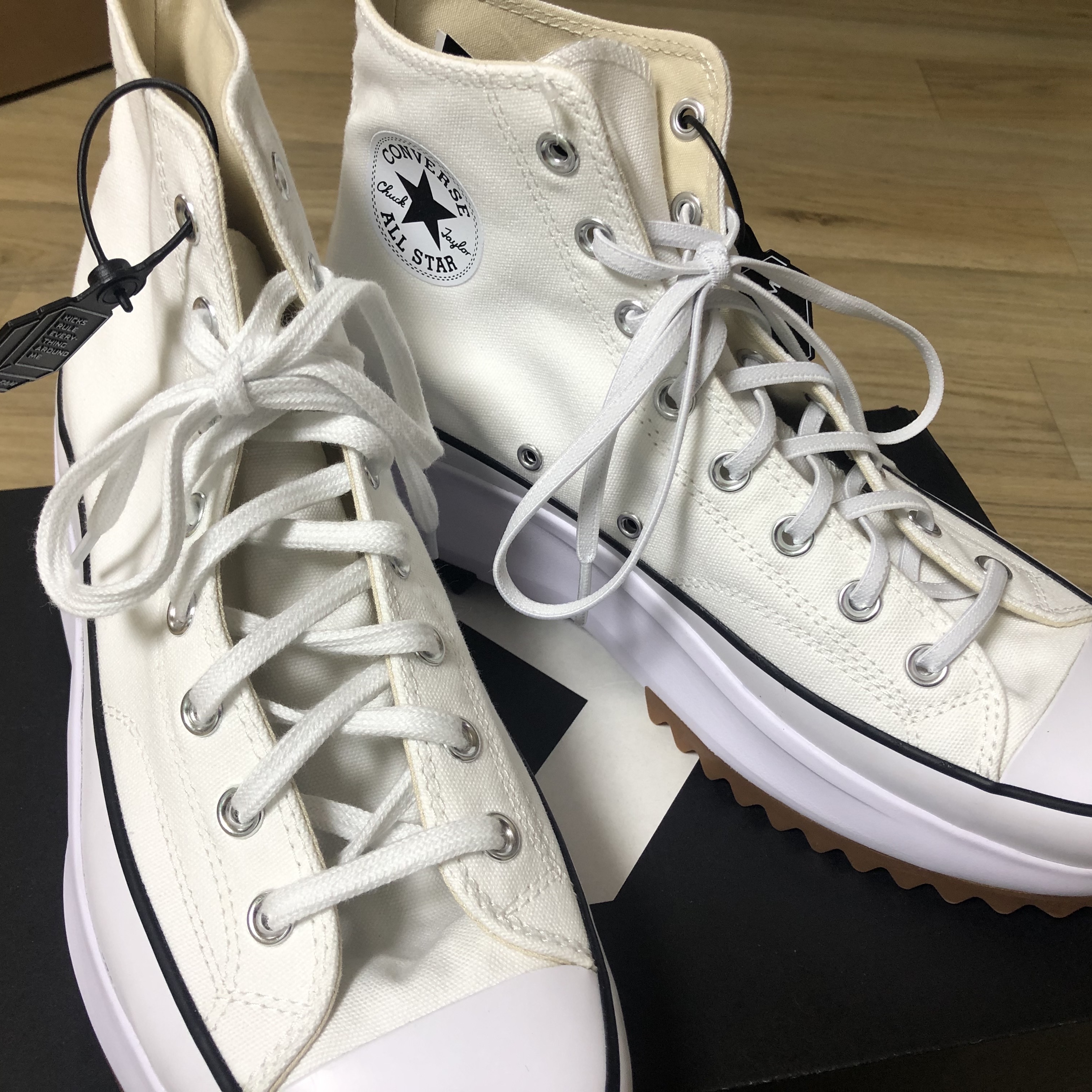 Converse Run Star Hike Hi White Black Gum 착용 스타일 - 2