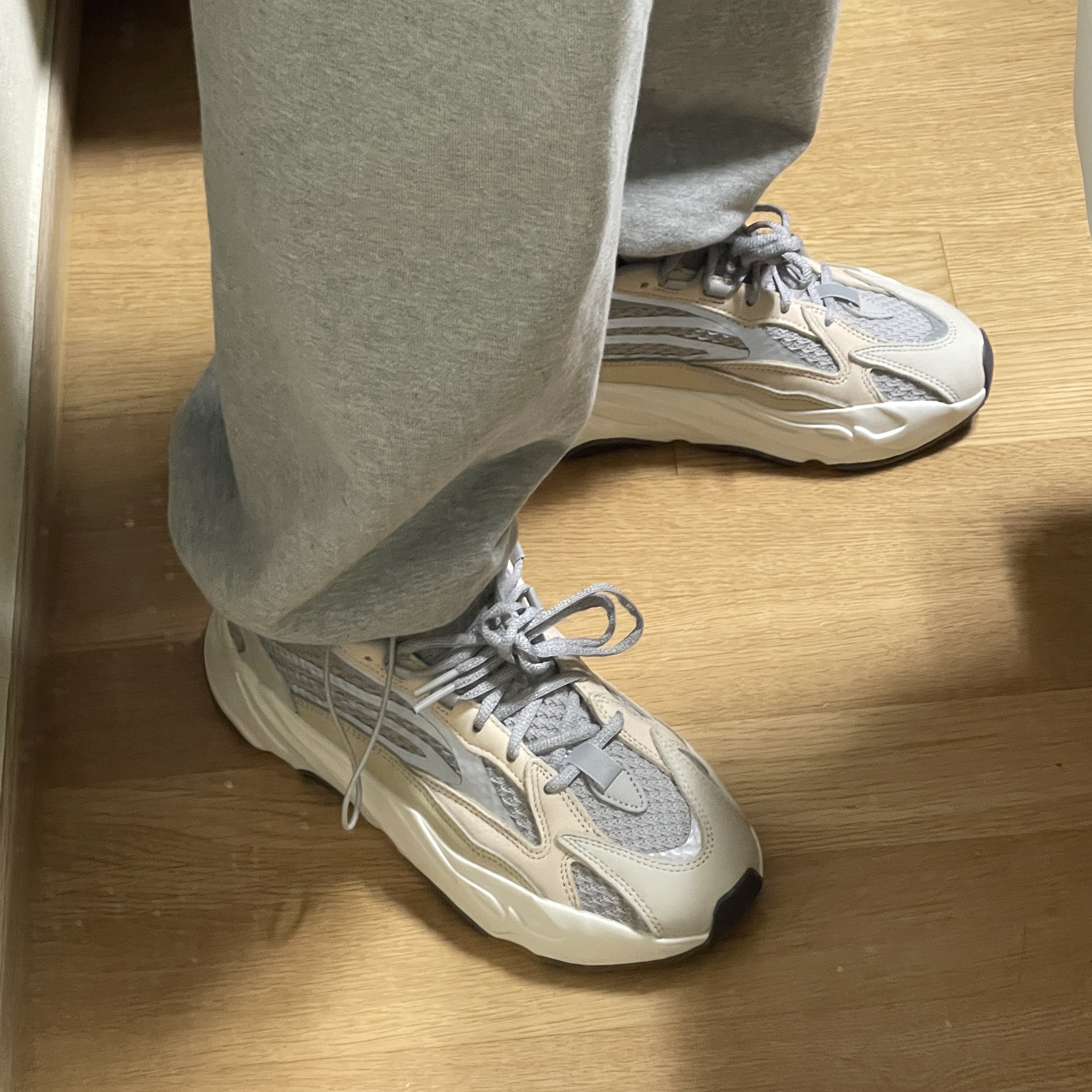 Adidas Yeezy Boost 700 V2 Cream 착용 스타일 - 3