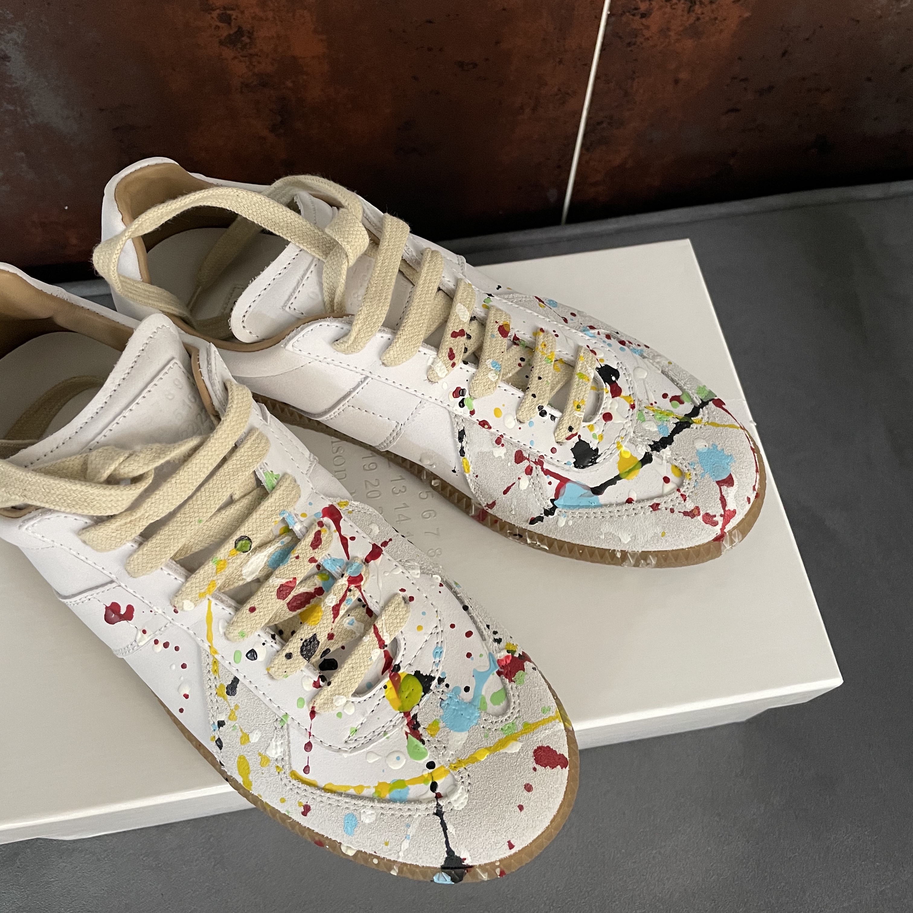 (W) Maison Margiela Replica Paint Drop Sneakers Grey 착용 스타일 - 3