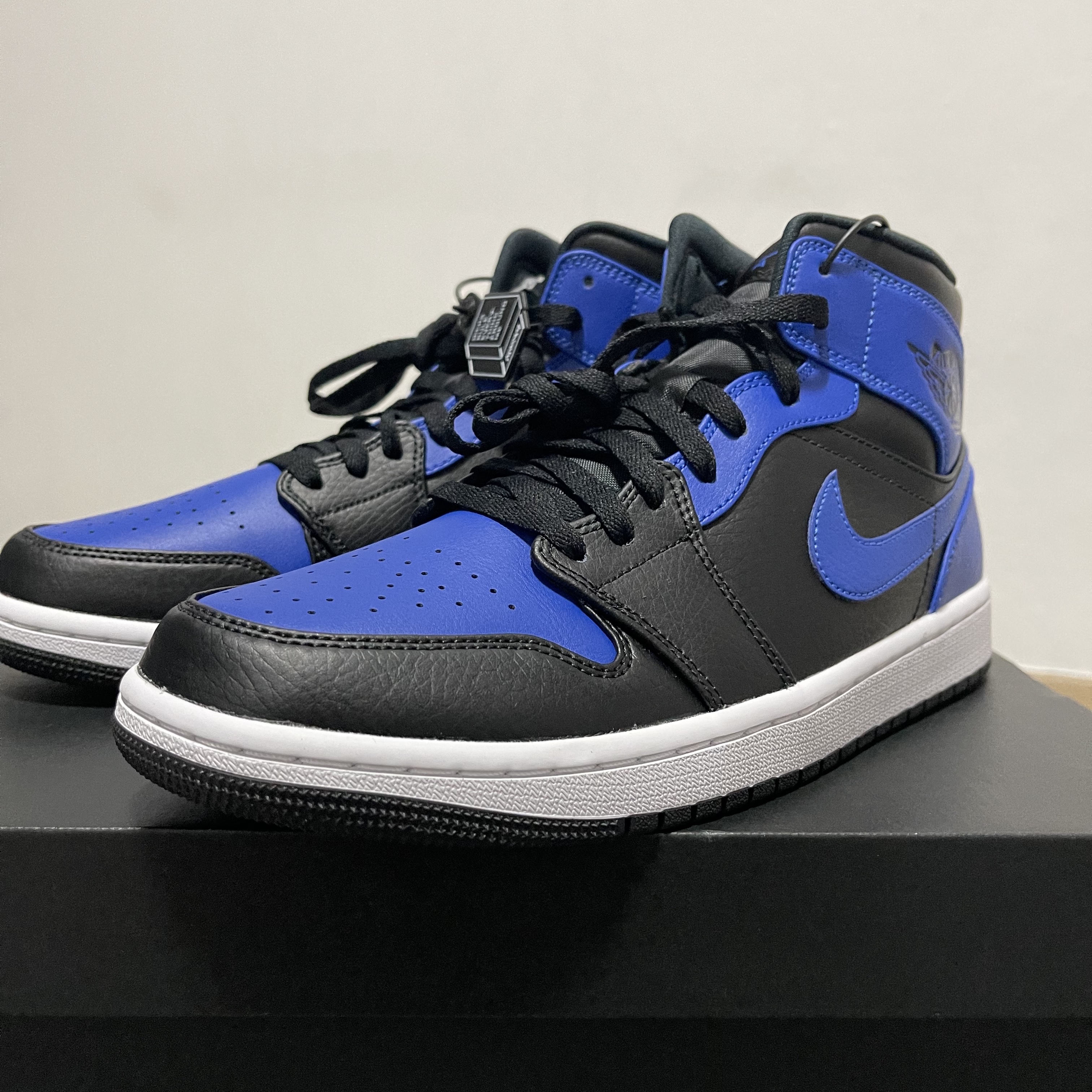 Jordan 1 Mid Black Hyper Royal 착용 스타일 - 3