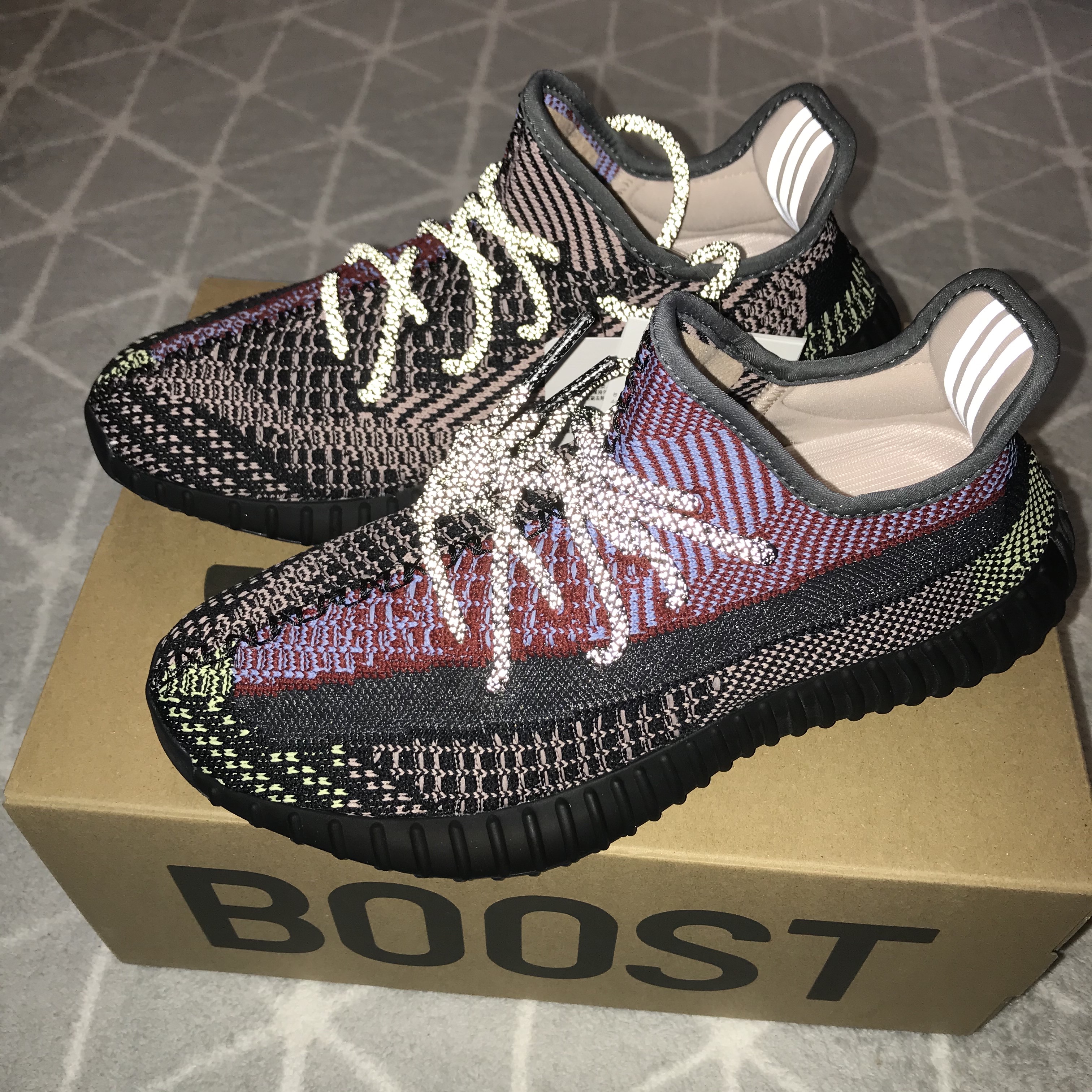 Adidas Yeezy Boost 350 V2 Yecheil - Non-Reflective 착용 스타일 - 1