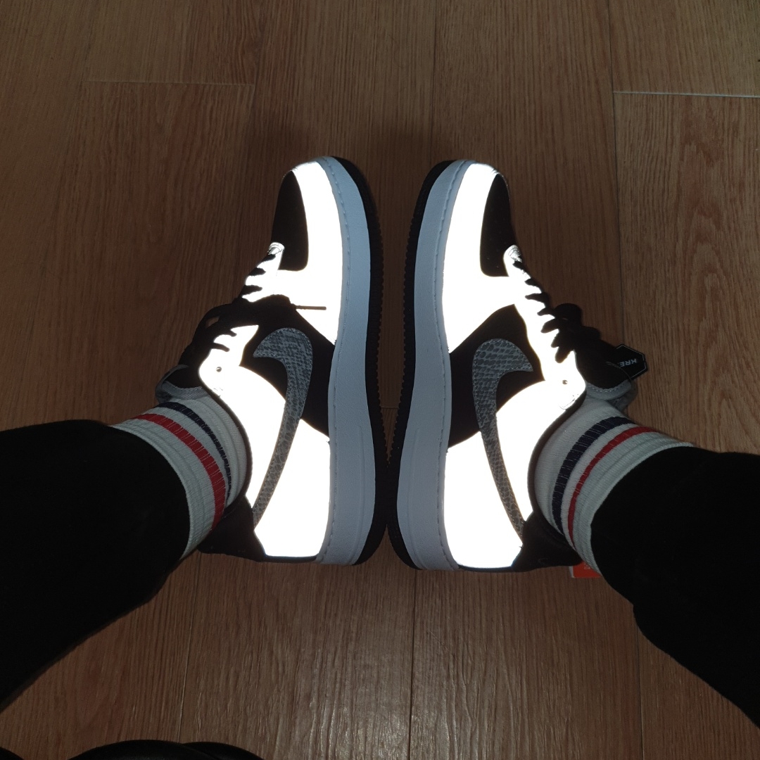 Nike Air Force 1 B Silver Snake 착용 스타일 - 1