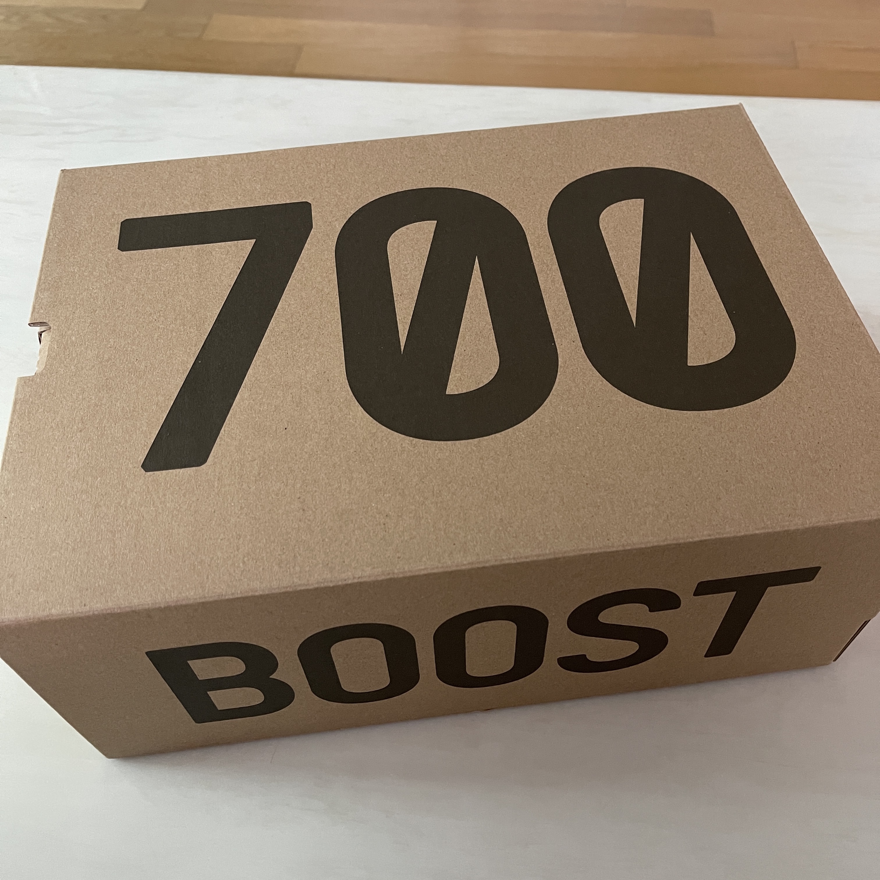 Adidas Yeezy Boost 700 V2 Cream 착용 스타일 - 1