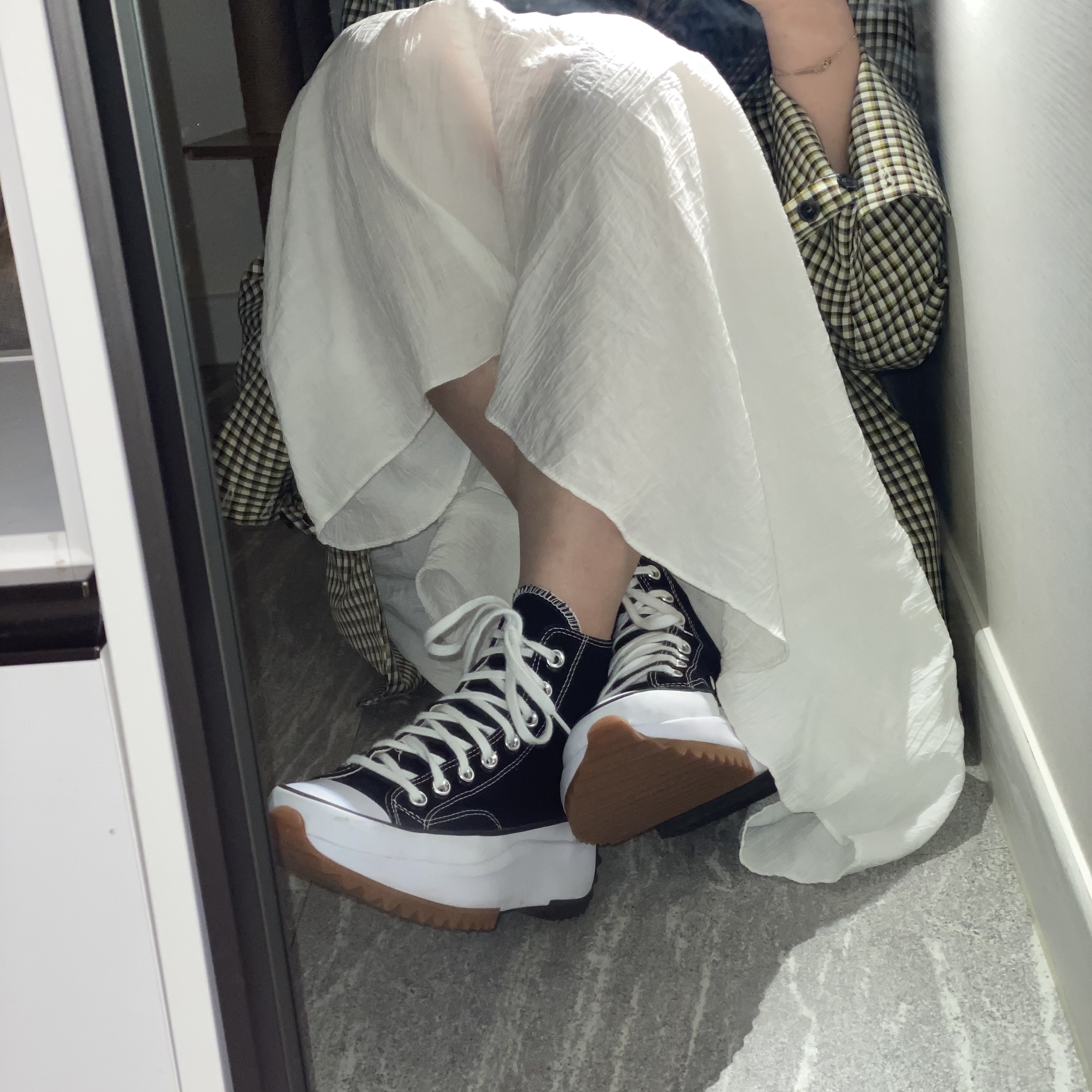 Converse Run Star Hike Hi Black White Gum 착용 스타일 - 3