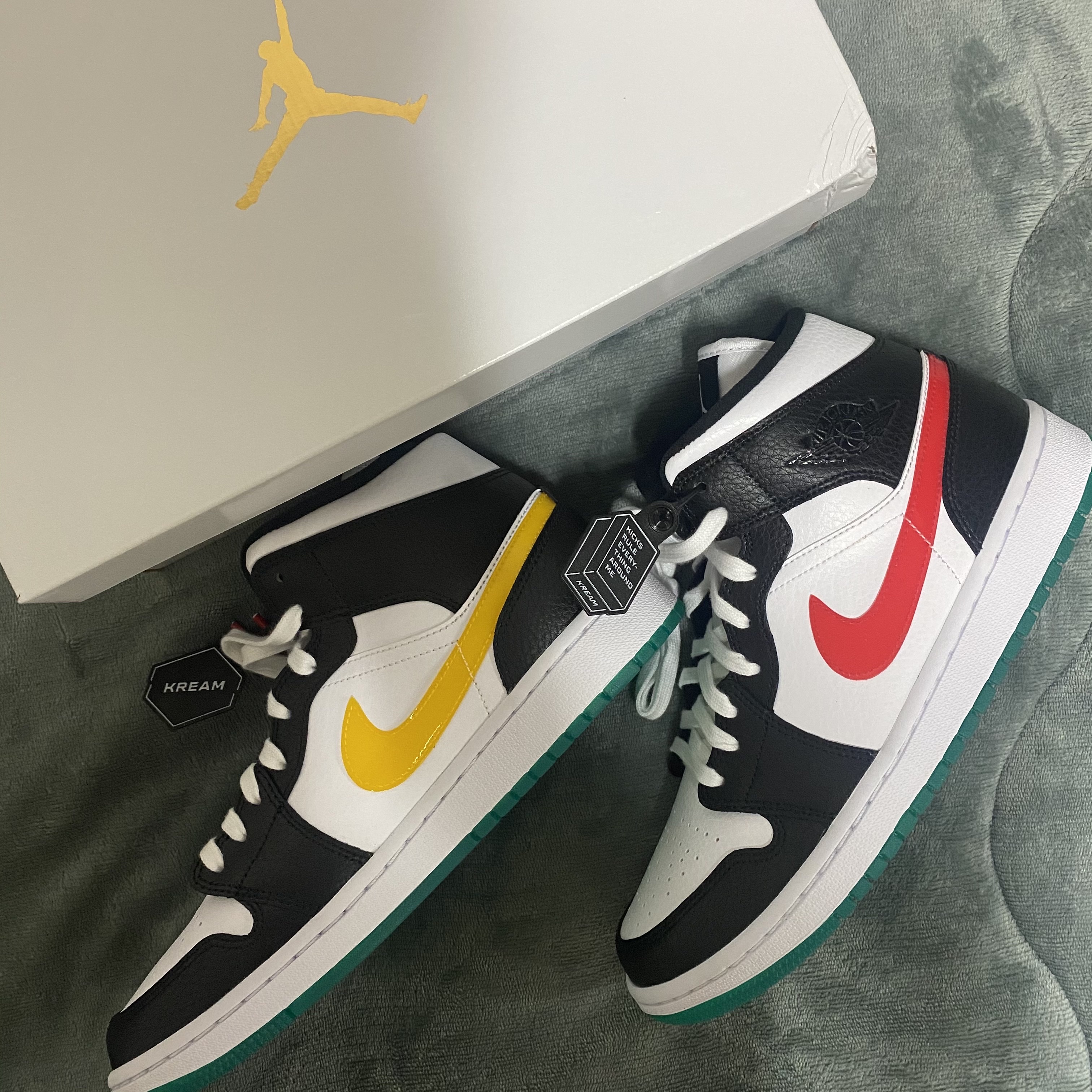 (W) Jordan 1 Mid Alternate Swooshes 착용 스타일