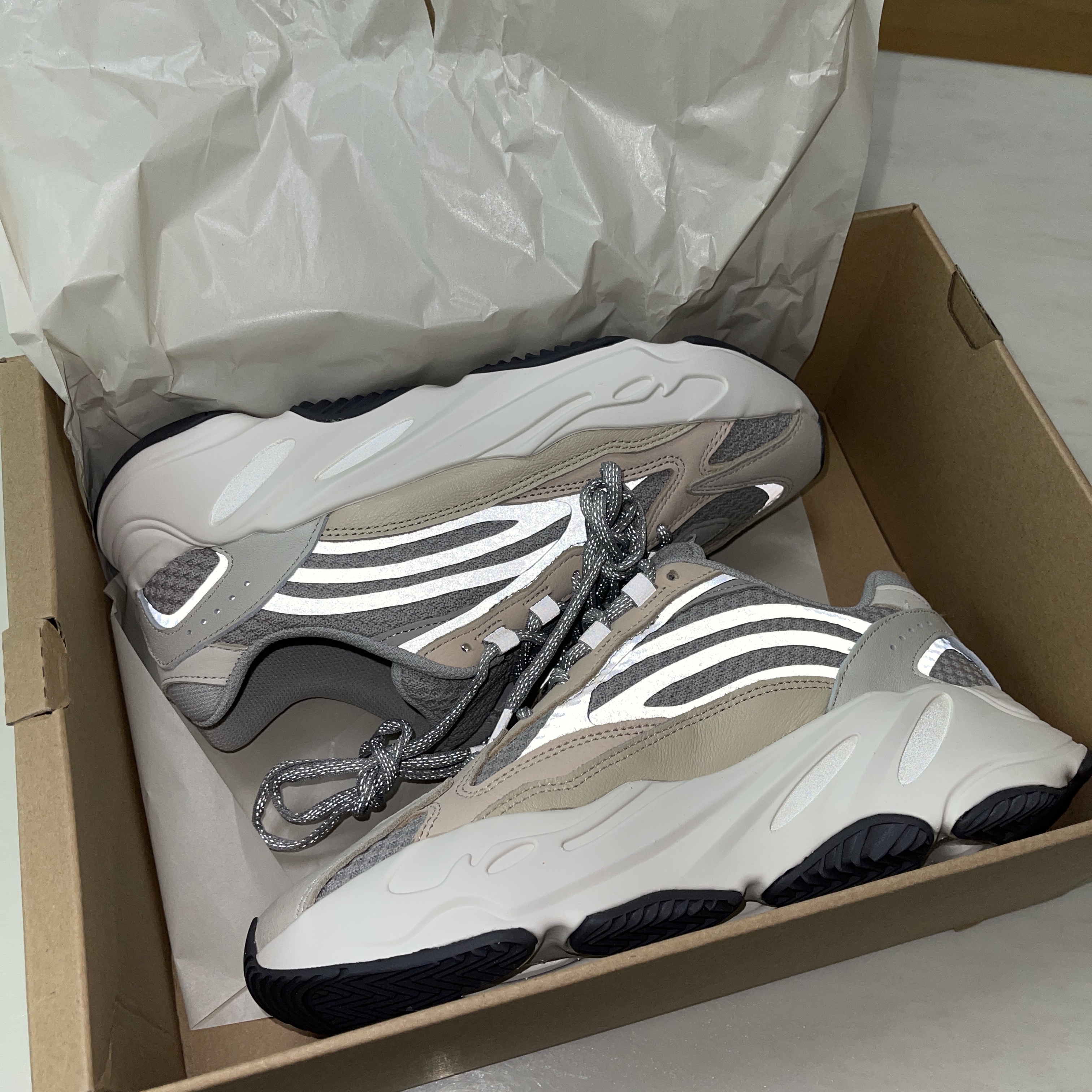 Adidas Yeezy Boost 700 V2 Cream 착용 스타일 - 2