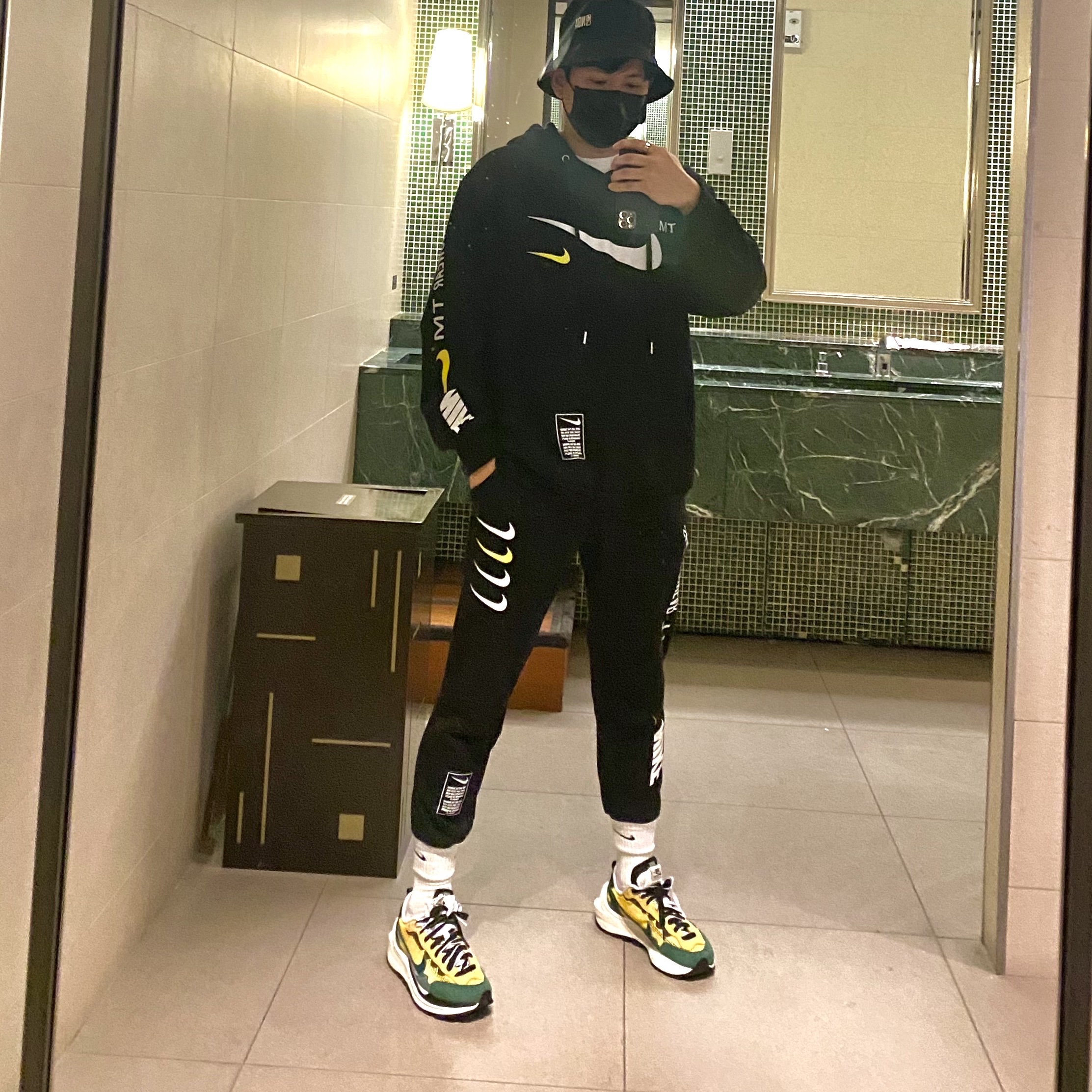 Nike x Sacai VaporWaffle Tour Yellow & Gorge Green Sail 착용 스타일