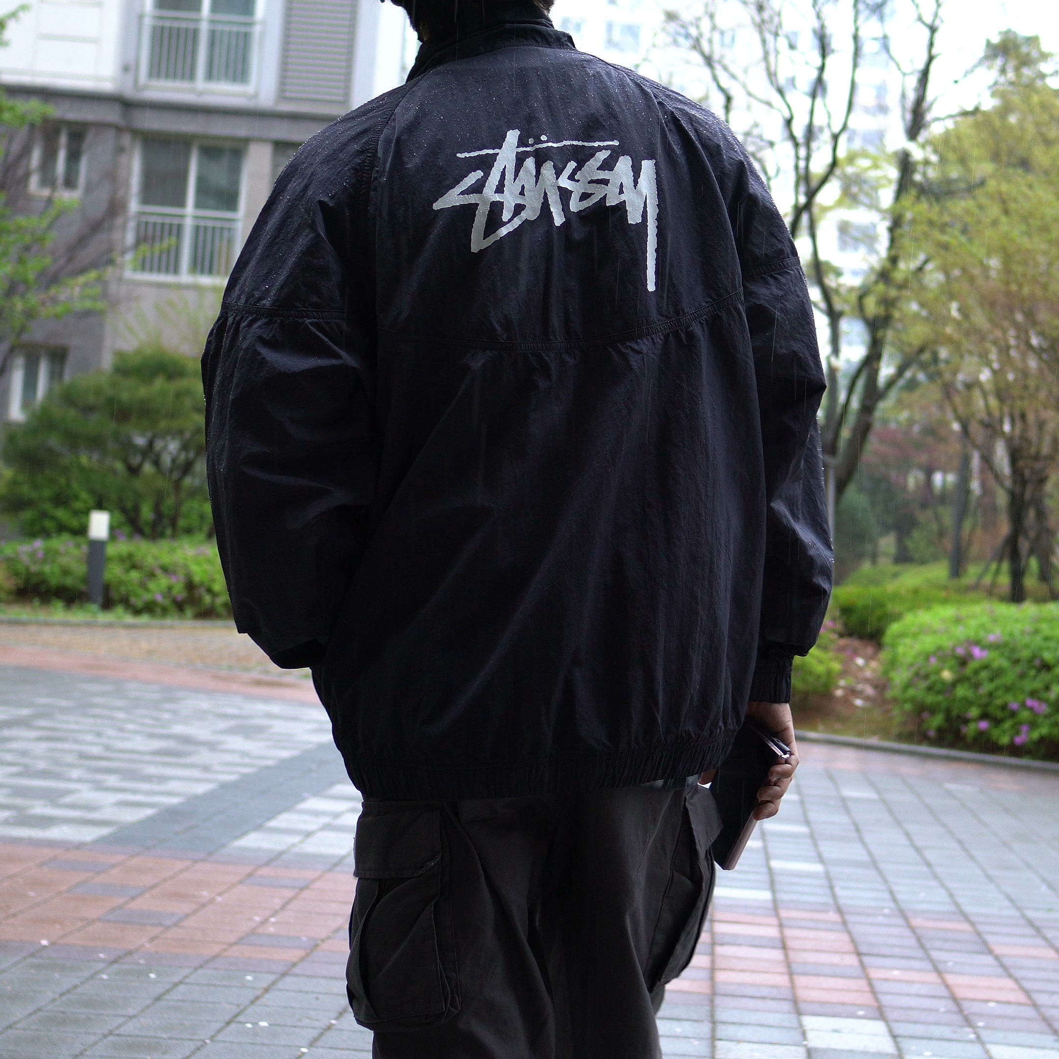Nike x Stussy Windrunner Jacket Off Noir 착용 스타일 - 1