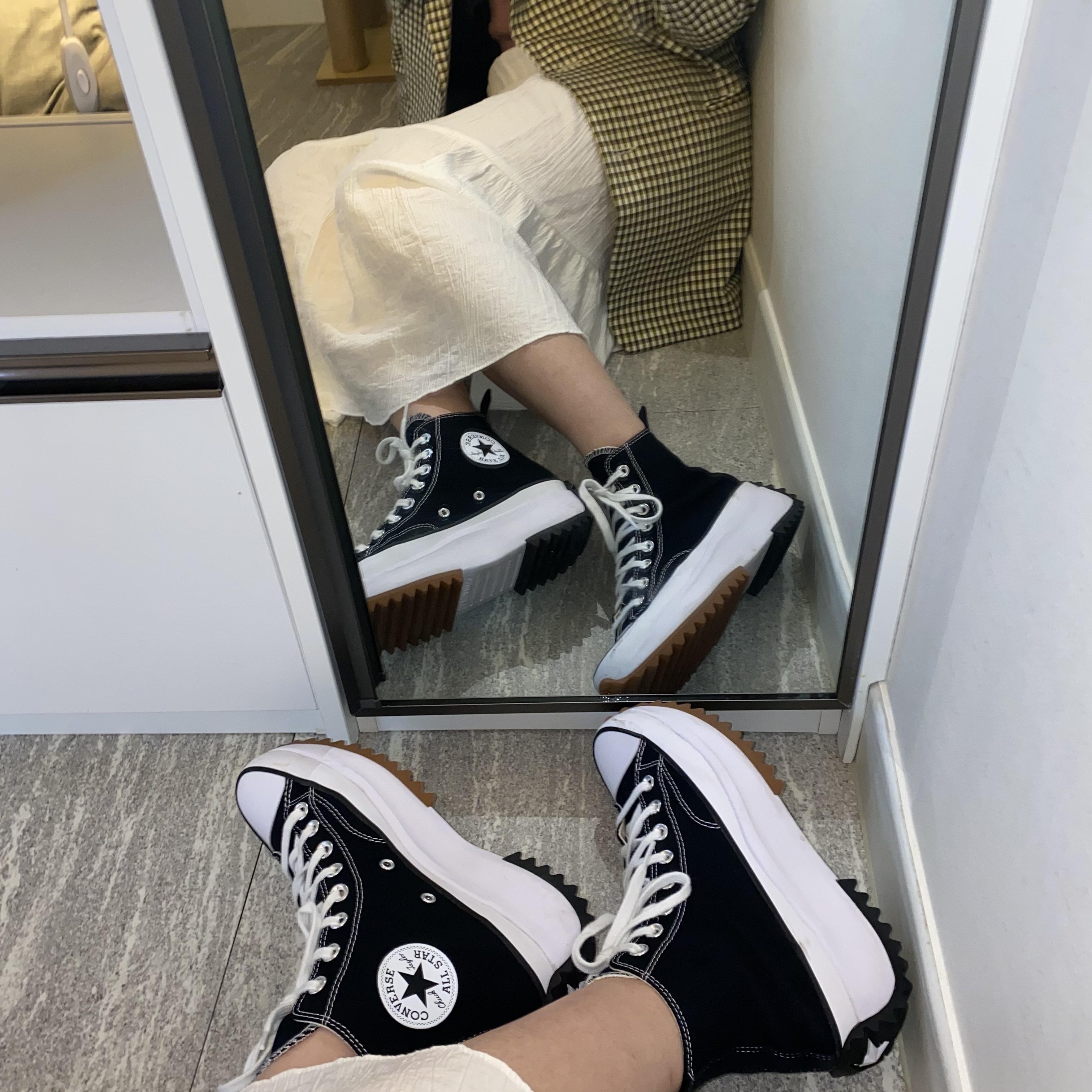 Converse Run Star Hike Hi Black White Gum 착용 스타일 - 4